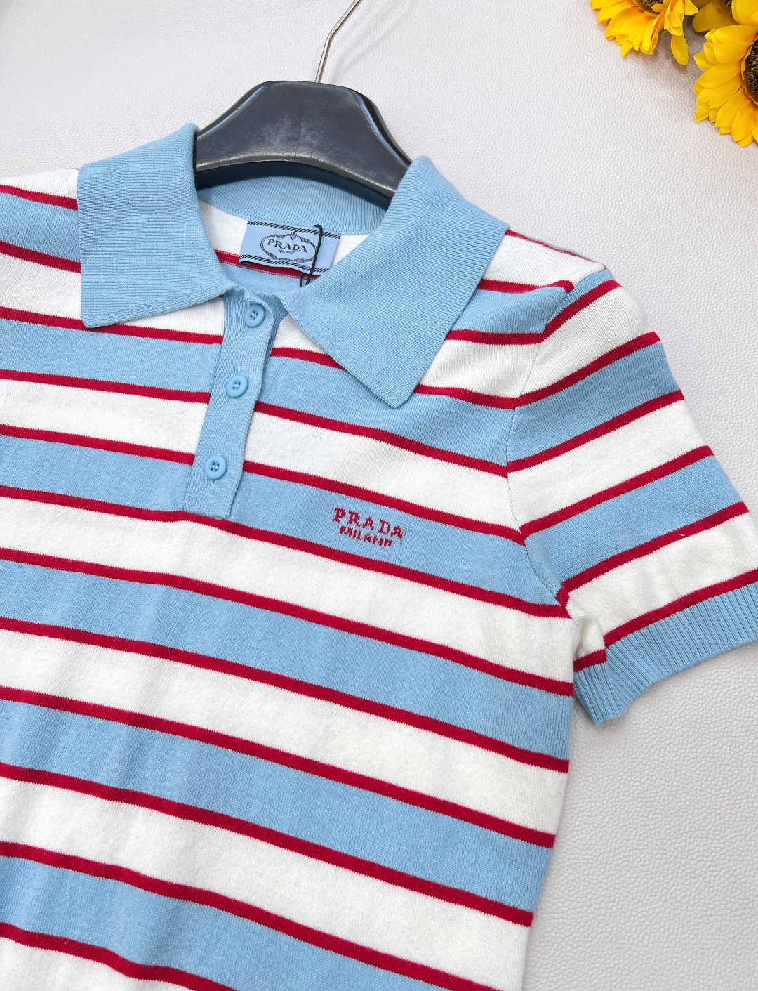 🆕 PRADA 条纹字母修身羊毛针织Polo衫，高级蓝条纹针织上衣 定制羊毛纱线细腻舒服，很清爽的感觉 
