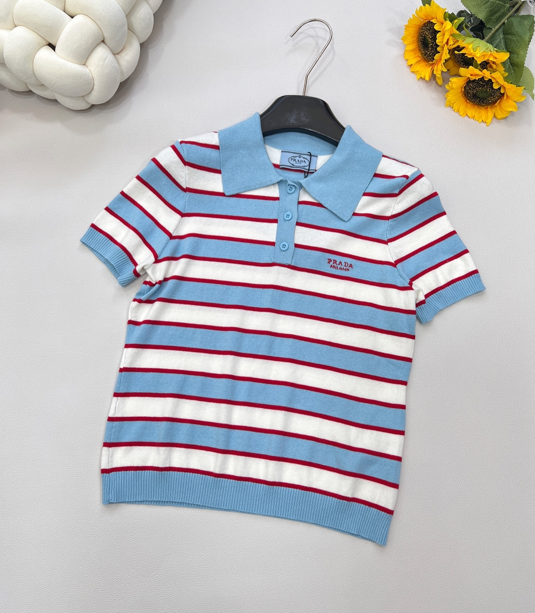 NO:333053,PRADA striped letters slim wool knitted Polo shirt, high-end blue striped knitted top. Customized wool yarn is delicate and comfortable, and it is very refreshing. Positioned and embedded logo temperament, small lapel contrasting color. The design is minimalist, fashionable and elegant!  The classic style is not picky, the light blue and red stripes contrasting colors are so fragrant and beautiful~ Sisters with flesh on the upper body must try it on the upper body. The slim fit style covers the flesh. The slim figure is excellent, and the light blue is really clean and fresh!  Soft and glutinous fabric makes you look slim and figure-three complete!  Size sml code, prada,alexander wang19860909PRADA 条纹字母修身羊毛针织Polo衫, 高级蓝条纹针织上衣 定制羊毛纱线细腻舒服,很清爽的感觉 定位崁花logo气质小翻领撞色 设计极简风,时髦优雅！经典版型不挑人,浅蓝色红色条纹撞色实在是太香太美好了~ 上半身有肉肉的姐妹,一定要上身试一下 修身版型巨遮肉 修身身材一绝,浅蓝色真的干净清新！软软糯糯面料显瘦显身材～三标齐全！ 尺码sml 编码,,prada,alexander wang,Women's clothing