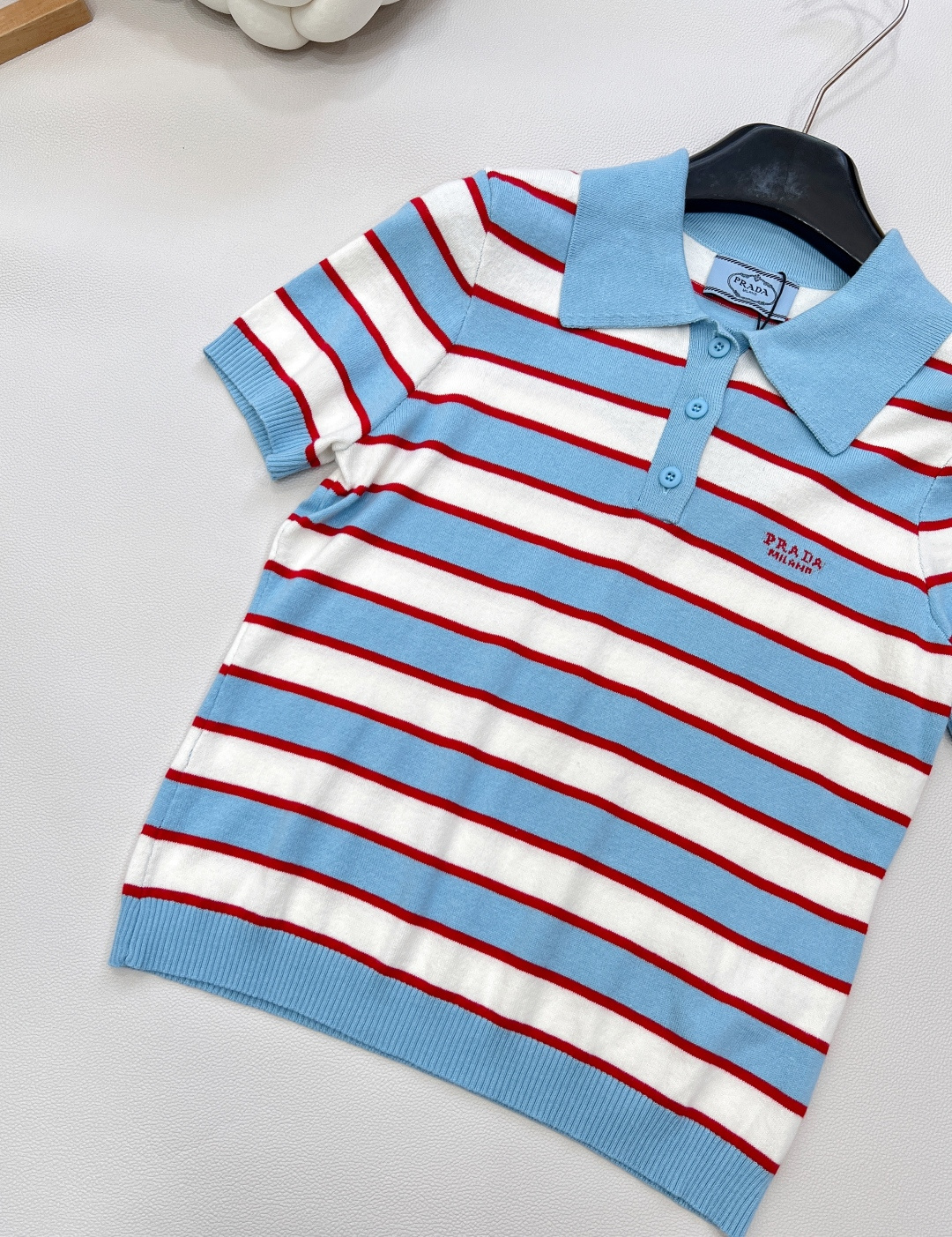 🆕 PRADA 条纹字母修身羊毛针织Polo衫，高级蓝条纹针织上衣 定制羊毛纱线细腻舒服，很清爽的感觉 
