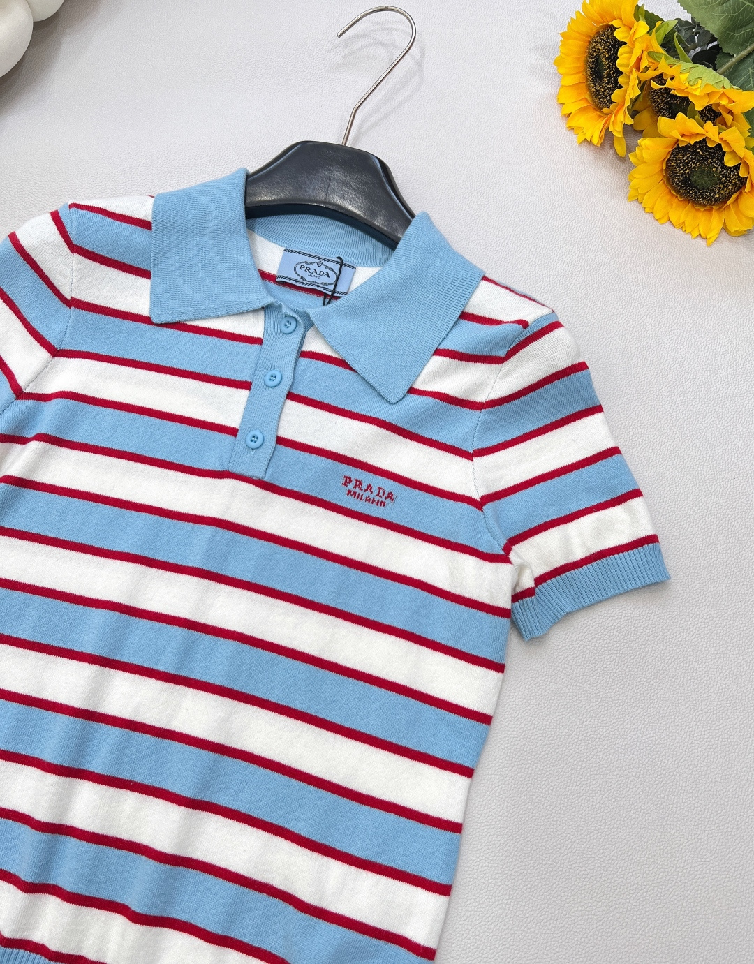 🆕 PRADA 条纹字母修身羊毛针织Polo衫，高级蓝条纹针织上衣 定制羊毛纱线细腻舒服，很清爽的感觉 