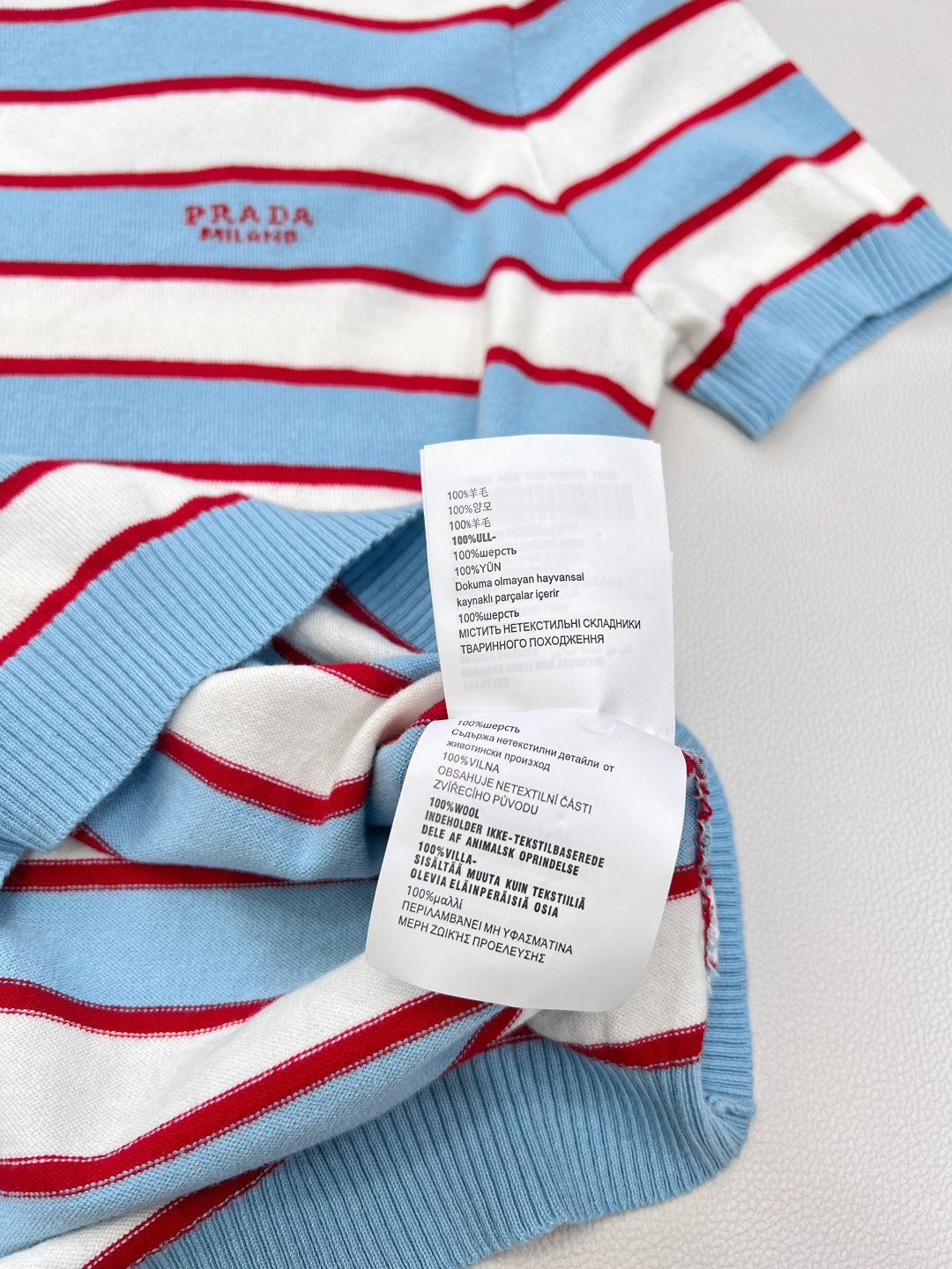 🆕 PRADA 条纹字母修身羊毛针织衫，高级浅蓝条纹针织上衣 定制羊毛纱线细腻舒服，很清爽的感觉 定位崁