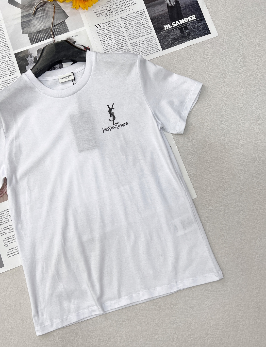 🆕YSL 字母印花休闲短袖T恤，采用100%密织棉质面料绵柔触感，亲肤透气 面料很有质感手感柔软舒适，上