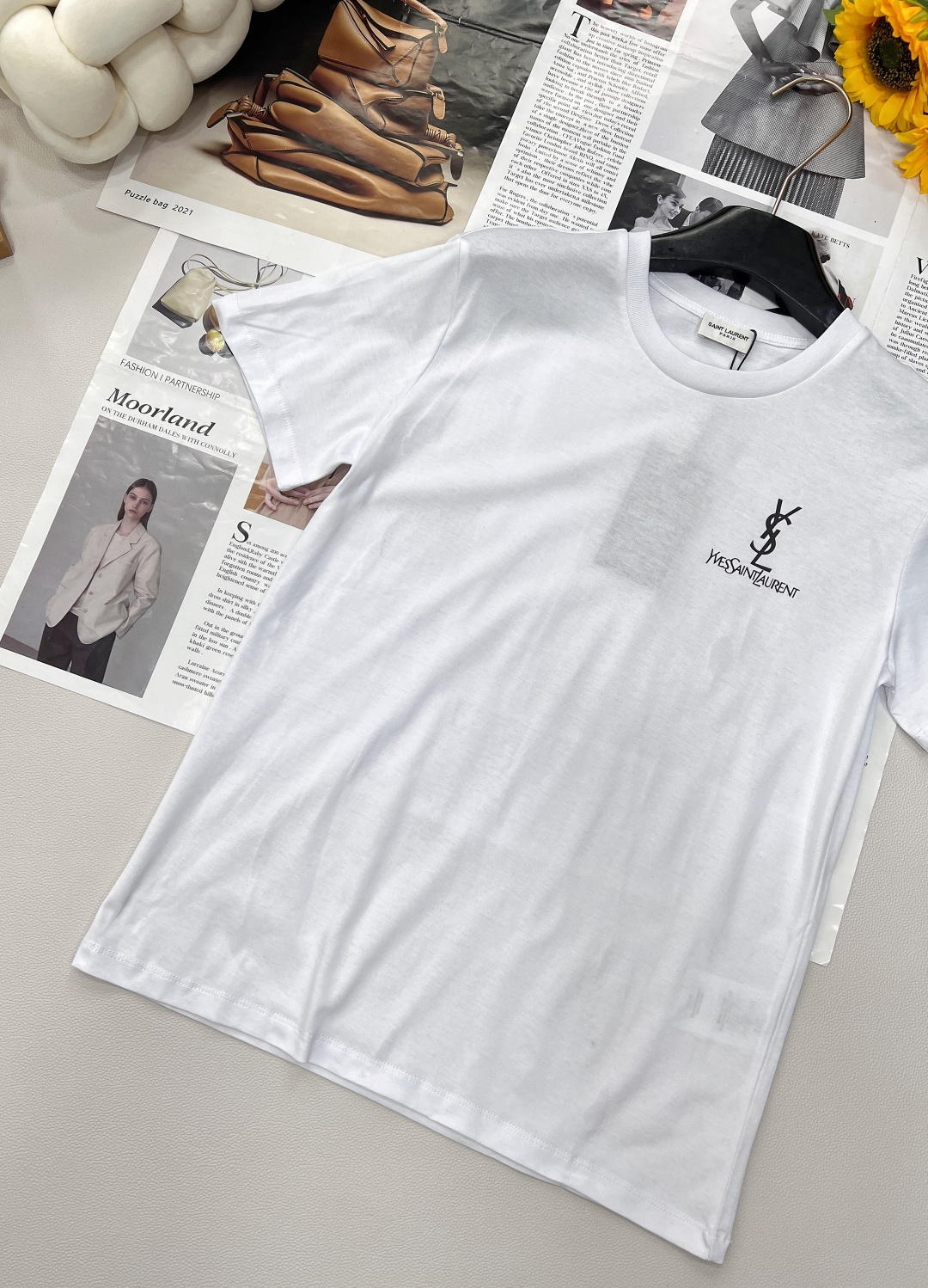 🆕YSL 字母印花休闲短袖T恤，采用100%密织棉质面料绵柔触感，亲肤透气 面料很有质感手感柔软舒适，上