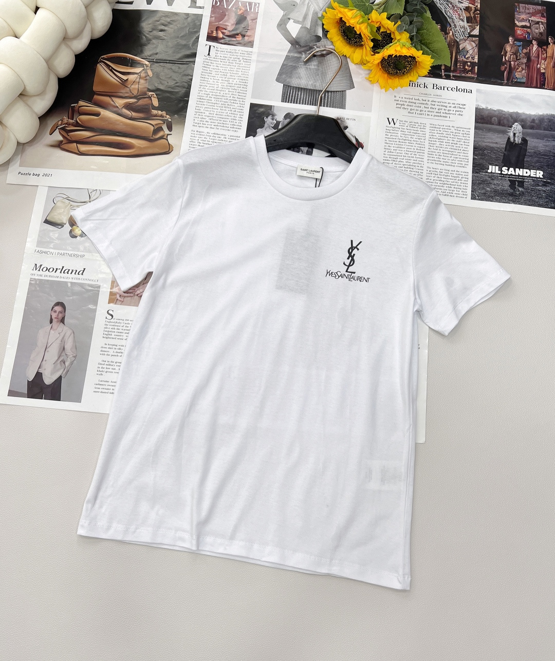 NO:333513,YSL letter printed casual short-sleeved T-shirt, made of dense cotton fabric, soft and touch, skin-friendly and breathable. The fabric is very textured and soft and comfortable to touch, and the upper body is well-supported!  Small letters on the chest embroidery logo embellishment!  The style is good and you can wear casually, and you can match casually casually with casual pants/jeans/shorts!  Or wear it inside the jacket!  It is really a versatile king, highly recommended ~ Simple and fashionable, indispensable item in spring and summer. You can easily match it and reduce your age. Decorate with solid colors and excessive letter details of the same color to present high quality!  Two colors size sml code, saint laurent, shorts, jeans, jackets & coats, T-shirt,tees, t-shirt,alexander wang19860909YSL 字母印花休闲短袖T恤,采用密织棉质面料绵柔触感,亲肤透气 面料很有质感手感柔软舒适,上身挺阔度好！ 胸前小字母刺绣logo点缀！ 版型好随意穿,休闲裤/牛仔裤/短裤随意搭配！或者在外套里内搭！真的是百搭王者,强烈推荐～ 简约洋气 春夏季节不可或缺的单品 随意搭配都青春减龄 饰以纯色搭配同色过度字母细节呈现高品质！两色出 尺码sml 编码,,saint laurent,shorts,jeans,jackets & coats,T-shirt,tees，t-shirt,alexander wang,Women's clothing