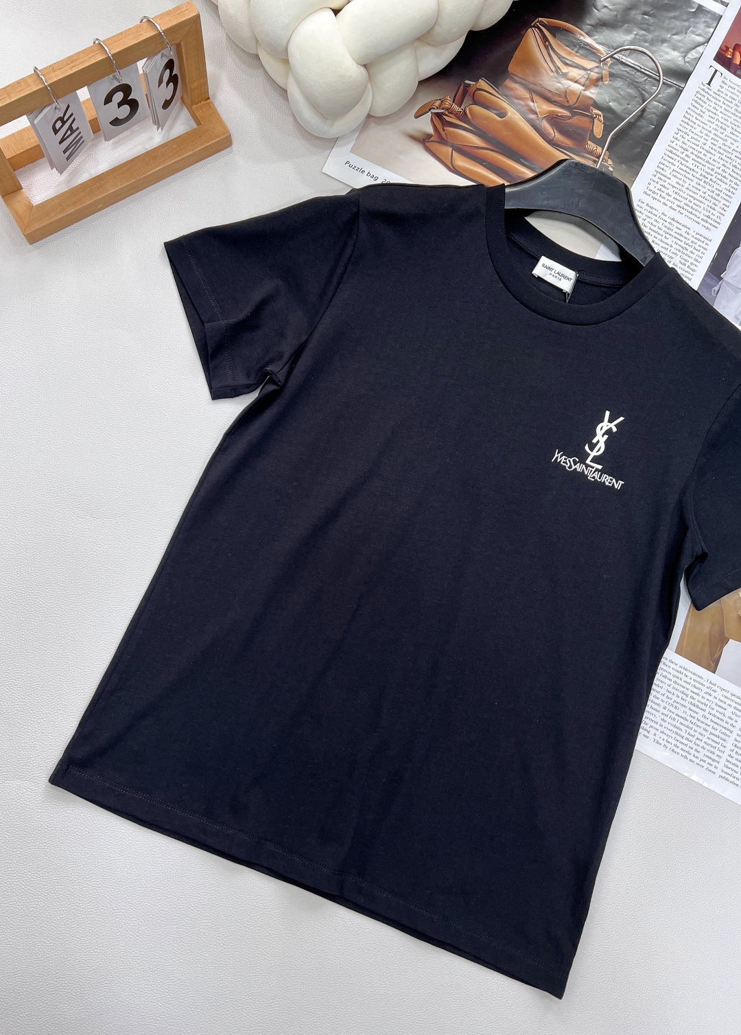 🆕YSL 字母印花休闲短袖T恤，采用100%密织棉质面料绵柔触感，亲肤透气 面料很有质感手感柔软舒适，上