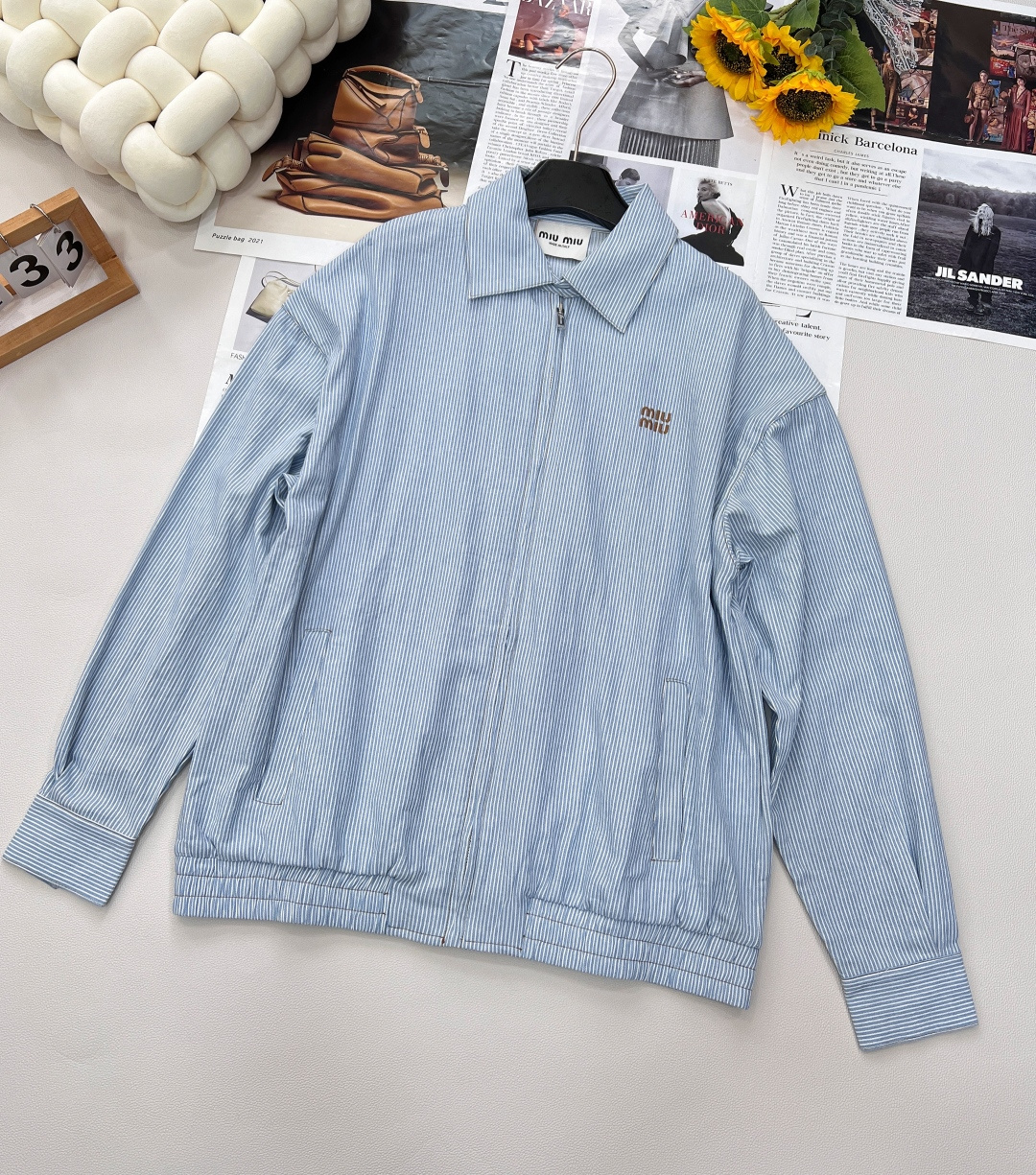 NO:333525,Miumiu25Ss spring and summer new light-colored wash striped denim jacket original development high-end production!  The water washing process is absolutely amazing!  The brown embroidered letter logo is low-key and luxurious, the original customized colored woven stripes imported washing cowboy has a soft and delicate texture. The loose version makes the upper body look slim!  It is sweet and salty, and has a girlish style that reduces age. It is versatile and not picky!  The workmanship quality depends on the details. The same style as men and women!  Complete three standards, large-scale products, size sml code, miumiu, jackets & coats, alexander wang19860909Miumiu25Ss春夏新款浅色水洗条纹牛仔外套 原版开发 高版出品！洗水工艺绝绝子！棕色刺绣字母logo低调奢华,原版定制色织条纹进口洗水牛仔柔软细腻质感超赞.宽松版型上身巨显瘦！可甜可盐气质减龄少女风百搭不挑人！做工品质看细节.男女同款！三标齐全,大货出 尺码sml 编码,,miumiu,jackets & coats,alexander wang,Women's clothing