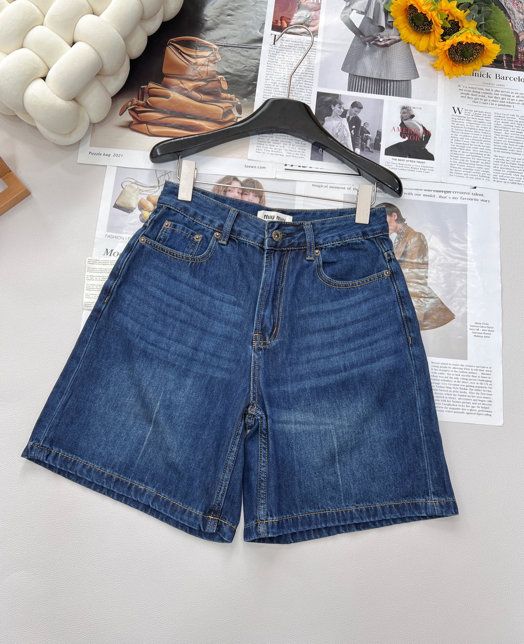 NO:333522,Miumiu original single quality, classic and fashionable denim mid-pants, customized pure cotton denim tannin fabric, retro washing craftsmanship and A and cool high-end items, classic style is handsome and fashionable. Imported denim fabric has a great texture!  Three-dimensional tailoring mid-waist straight-leg pants with huge upper body, perfect workmanship and quality, and complete three standards!  Large-scale shipment size 26/27/28/29 code, miumiu, alexander wang19860909miumiu原单品质,经典时髦牛仔中裤,定制纯棉牛仔单宁面料,复古洗水工艺又A又飒的高级单品,经典版型帅气又时髦.进口牛仔面料质感超赞！立体剪裁中腰直筒裤型上身巨显瘦完美做工品质看细节,三标齐全！大货出 尺码26/27/28/29 编码,,miumiu,alexander wang,Women's clothing