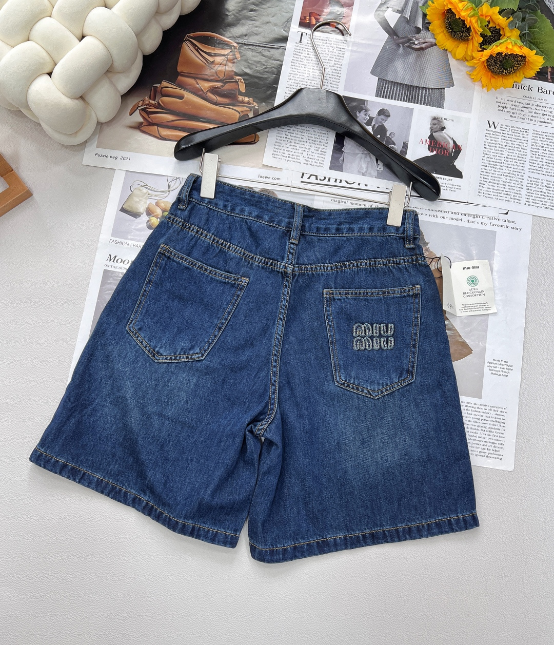 🆕miumiu原单品质，经典时髦牛仔中裤，定制纯棉牛仔单宁面料，复古洗水工艺又A又飒的高级单品，经典版型