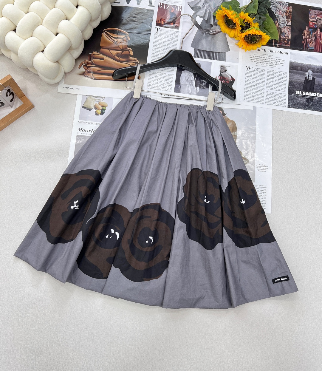 NO:333508,Miumiu25Ss new letter logo patch flower printed skirt丨High version production!  Original custom pure cotton printed fabric, multi-layer pleated craftsmanship, the whole skirt is thick and upright, and the upper body is full of three-dimensionality. Walking on the street is like being on a show!  Two colors are complete and three standards!  Size sml code, miumiu, skirts, alexander wang19860909Miumiu25Ss新款字母徽标贴布花朵印花半身裙丨高版本出品！原版定制纯棉印花面料,多层褶皱工艺整件半裙厚重挺拔,上身立体感十足,走在街上犹如置身秀场！两色出三标齐全！ 尺码sml 编码,,miumiu,skirts,alexander wang,Women's clothing