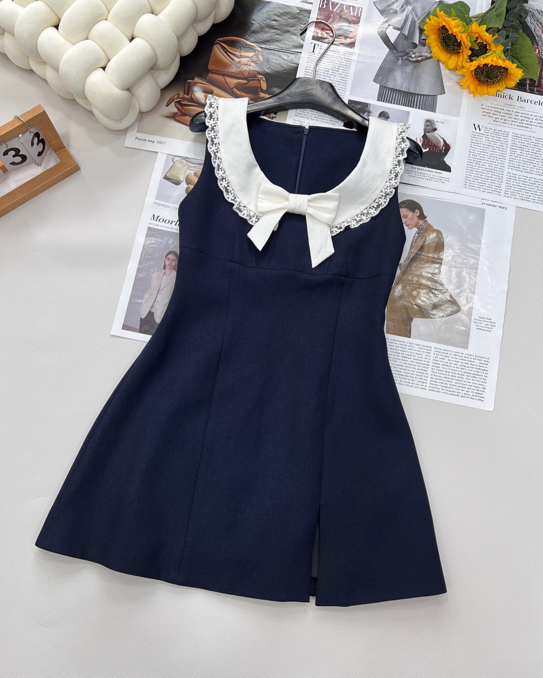 NO:333514,The new sleeveless dress of SHUSHUTONG 25SS is like a quietly blooming iris. The bold splicing of hidden blue and white is the night sky on the banks of the Seine and the morning clouds. The exquisite lace lace at the neckline, like the delicate patterns carved by Notre Dame de Paris, tells the elegance of the medieval times; the white bow perched lightly on the chest, just like the playful smile of a girl on the Champs-Elysées, sweet and lively.  Simple sleeveless design, revealing beautiful shoulder lines, allowing the arms to breathe freely in the summer breeze. The smooth slim cut fits the body, inadvertently outlining the graceful figure, which is both French lazy and casual, and yet dignified. The right skirt length, paired with the details of the slit, and the legs that are faintly visible during walking are inadvertently revealed, and every step shows the confidence and elegance of French style. Large-scale products are size sml coded, skirts, alexander wang19860909SHUSHUTONG 25SS新款无袖连衣裙,宛如一朵悄然绽放的鸢尾. 藏蓝与白色的大胆拼接,是塞纳河畔的夜幕与朝云相遇.领口处精致的蕾丝花边,如巴黎圣母院雕刻的细腻花纹,诉说着中世纪的典雅；洁白蝴蝶结轻盈栖于胸口,恰似香榭丽舍大道上少女的俏皮笑靥,甜美灵动. 简约无袖设计,展露优美肩线,让手臂在夏日微风中自由呼吸.流畅修身剪裁贴合身形,于不经意间勾勒出曼妙身姿,既有着法式的慵懒随性,又不失端庄格调.恰到好处的裙长,搭配开叉细节,行走间若隐若现的腿部线条,是不经意流露的性感,每一步都踏出法式风尚的自信与优雅.大货出 尺码sml 编码,,skirts,alexander wang,Women's clothing