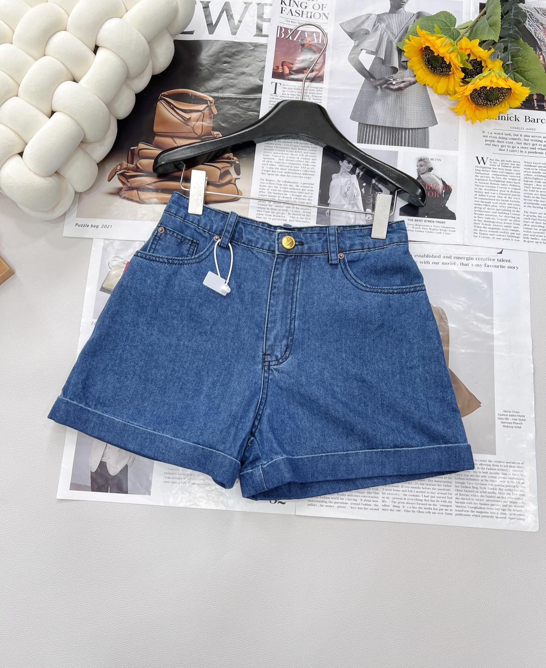 NO:333520,VALENTINO new denim shorts, recommended for popular singles, V-series fashionable and exquisite outfits!  Retro wash-water blue denim shorts!  Working pocket metal buckle decoration full of high-end feel!  Custom imported denim active washing process with comfortable and breathable texture!  The classic mid- and high-waisted style is not picky and versatile and fashionable!  The top leg design is super slimming!  Highly recommended single items, customized leather hardware accessories are high quality!  Three-standard large-scale goods, size sml code, valentino, shorts, alexander wang19860909VALENTINO新款牛仔短裤,爆单推荐,V系时髦精穿搭！复古洗水蓝丹宁牛仔短裤！工装口袋金属扣装饰高级感拉满！定制进口牛仔活性洗水工艺质感舒适透气！经典中高腰版型不挑人百搭又时髦！卷裤腿设计上身超显瘦！强烈推荐单品,定制皮牌五金配件高品质！三标齐全大货出 尺码sml 编码,,valentino,shorts,alexander wang,Women's clothing