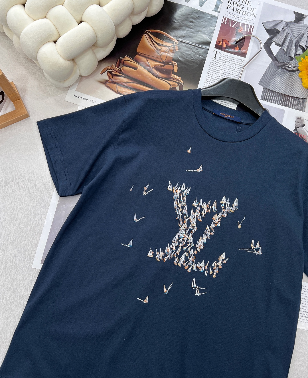 🆕 LOUIS VUITTON ｜ 一帆风顺 帆船⛵️标识刺绣短袖T恤经典航海精神，演绎夏日优雅以标志性