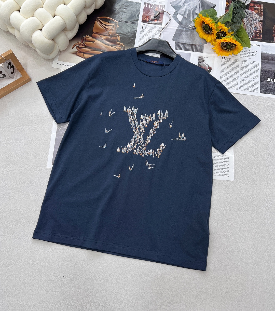 NO:333532,LOUIS VUITTON ｜ Smooth sailing logo embroidery short-sleeved T-shirt classic sailing spirit, interpreting summer elegance. Inspired by the iconic sailing embroidery, Louis Vuitton ingeniously presents this navy blue short-sleeved T-shirt, cleverly blending navigation aesthetics with brand genes. Delicate cotton fabrics create a comfortable wearing experience, and three-dimensional sailing logo embroidery shows exquisite craftsmanship and low-key reveals extraordinary style. YB purchased the version and uses customized cotton fabrics, which are comfortable, soft, breathable and sweat-absorbing. The chest is decorated with sailboat embroidery on the chest, and the back collar is decorated with brand letter embroidery. It can be matched with multiple types of clothing to create a fashionable look, the same style as men and women!  The embroidery uses a multi-function embroidery machine. This embroidery is very complex. There are 12 colors in pure color matching. Each color belt requires original color and dyeing, which is super heavy industry!  !  The sailing pattern symbolizes 