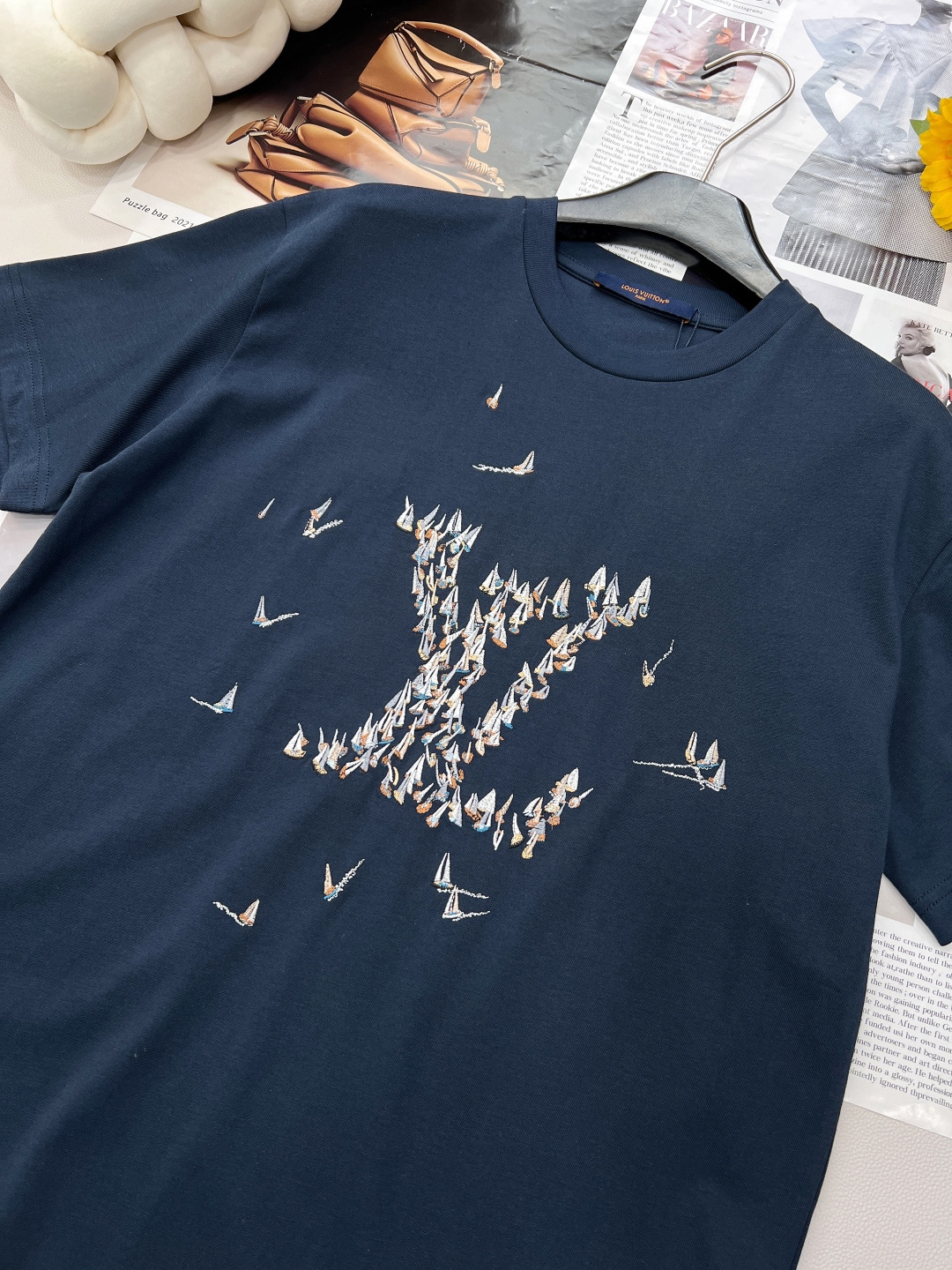 🆕 LOUIS VUITTON ｜ 一帆风顺 帆船⛵️标识刺绣短袖T恤经典航海精神，演绎夏日优雅以标志性