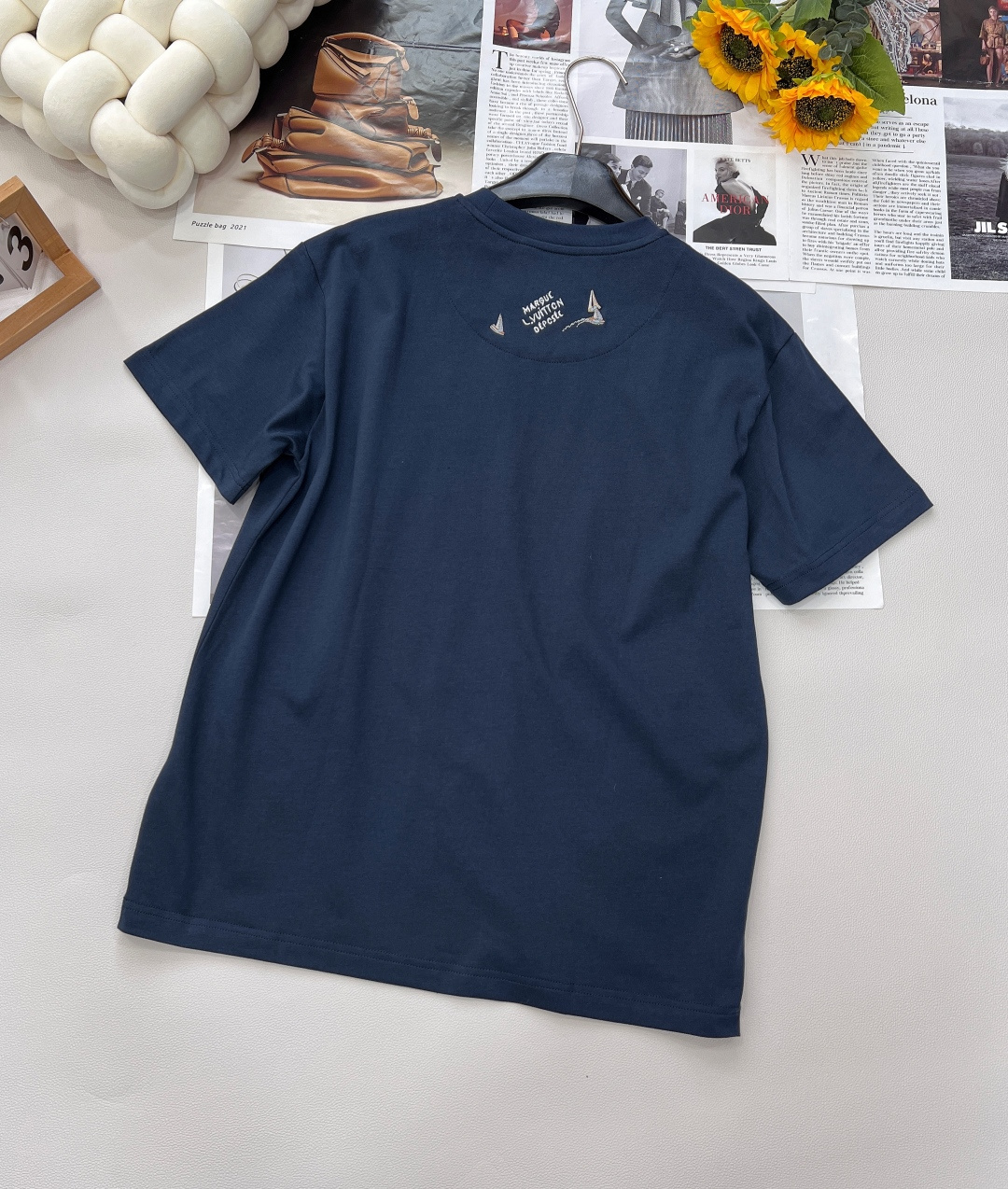 🆕 LOUIS VUITTON ｜ 一帆风顺 帆船⛵️标识刺绣短袖T恤经典航海精神，演绎夏日优雅以标志性