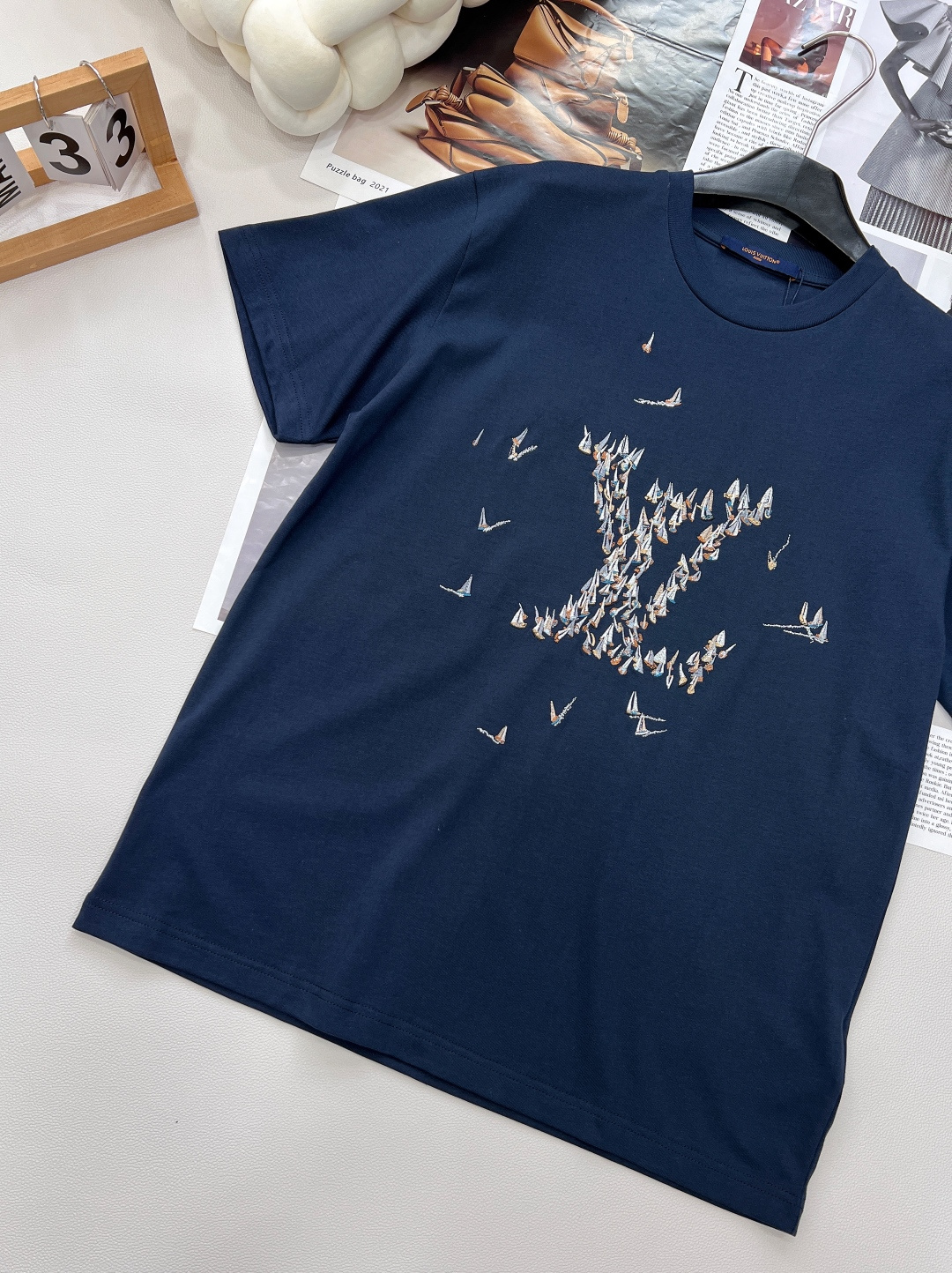 🆕 LOUIS VUITTON ｜ 一帆风顺 帆船⛵️标识刺绣短袖T恤经典航海精神，演绎夏日优雅以标志性