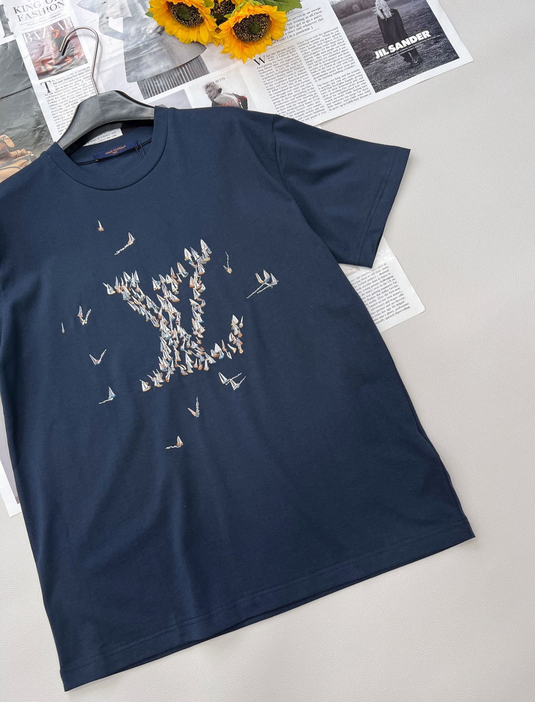 🆕 LOUIS VUITTON ｜ 一帆风顺 帆船⛵️标识刺绣短袖T恤经典航海精神，演绎夏日优雅以标志性
