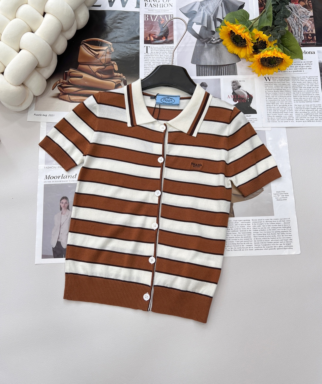 NO:333509,Prada2025 new product striped knitted short-sleeved cardigan, customized YB imported yarn woven, soft and skin-friendly, comfortable and stylish, striped short-sleeved cardigan style, neckline adjustment can properly expose the skin, beautify the head and shoulder ratio and make it look slimmer!  Swiss machine 18-pin process fixed dyeing pure cotton yarn fabric is delicate and comfortable!  Positioned embroidered letters. The elastic and slim fit style highlights the figure, playful, age-reducing, easy to control during daily travel or gatherings, customized surface accessories, and complete three standards for the high-end version!  Size sml code, prada, T-shirt, alexander wang19860909Prada2025新品上条纹针织短袖开衫,定制YB进口纱线织造 柔软亲肤 舒适有型 条纹短袖开衫版型 领口开襟调节可恰当露肤 美化头肩比例更显瘦 ！瑞士机18针工艺定染纯棉纱面料细腻舒适！定位刺绣字母.弹力修身版型突显身材 俏皮减龄显白 日常出行或聚会轻松驾驭 定制面辅料 高版本出三标齐全！ 尺码sml 编码,,prada,T-shirt,alexander wang,Women's clothing