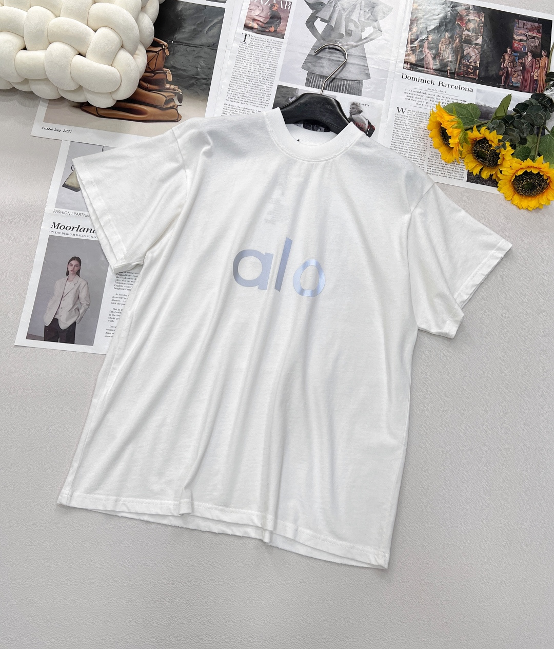 NO:333851,ALO new reflective letters used in old T-shirts, unique old-fashioned craftsmanship, like carrying the story of time. Every wear and fading is free and unrestrained, allowing the basic T-shirt to say goodbye to the monotony in an instant and easily become the focus of the street. The reflective letters on the chest break the routine. The day is simple and atmospheric, and the light shines with both safety and fashion. Whether it is sweating on the sports field or walking on the streets of the city, you can stand out. The loose style, not picking on the figure, embracing every body shape. Choose soft and skin-friendly fabrics, breathable and sweat-absorbing, just as comfortable as the second layer of skin. Pairing with jeans, sweatpants, or layering in sweatshirts can unlock different styles and add an indispensable piece to your fashionable wardrobe. The same style for men and women, three colors are out of size sml  encoding, hoodie,sweatshirts,jeans,tees,t-shirt,alexander wang19860909ALO新款反光字母做旧T恤,独特做旧工艺,像是承载了时光故事,每一处磨损、褪色,都自带随性不羁态度,让基础款T恤瞬间告别单调,轻松成为街头焦点. 胸口醒目反光字母,打破常规.白天简约大气,夜晚灯光下,光芒闪耀,安全与时尚兼具.无论是在运动场上挥洒汗水,还是在都市街头漫步,都能让你脱颖而出. 宽松版型,不挑身材,拥抱每一种身形.选用柔软亲肤面料,透气吸汗,恰似第二层肌肤般自在.随意搭配牛仔裤、运动裤,或是叠穿在卫衣里,都能解锁不同风格,为你的时尚衣橱添上不可或缺的一件.男女同款,三色出 尺码sml 编码,,hoodie,sweatshirts,jeans,tees，t-shirt,alexander wang,Women's clothing