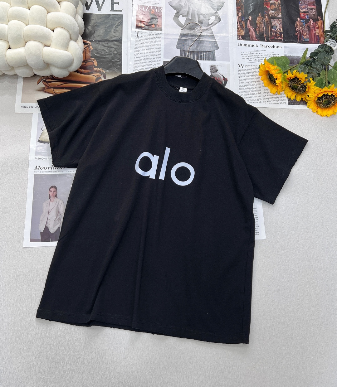 NO:333857,ALO new reflective letters old T-shirt, unique old-fashioned craftsmanship, like carrying the story of time, every wear and fading, comes with a casual and unrestrained attitude, allowing the basic T-shirt to say goodbye to the monotony in an instant and easily become the focus of the street. The reflective letters on the chest break the routine. The day is simple and atmospheric, and the light shines with both safety and fashion. Whether it is sweating on the sports field or walking on the streets of the city, you can stand out. The loose style, not picking on the figure, embracing every body shape. Choose soft and skin-friendly fabrics, breathable and sweat-absorbing, just as comfortable as the second layer of skin. Pairing with jeans, sweatpants, or layering in sweatshirts can unlock different styles and add an indispensable piece to your fashionable wardrobe. The same style for men and women, three colors are out of size sml  encoding, hoodie,sweatshirts,jeans,tees,t-shirt,alexander wang19860909ALO新款反光字母做旧T恤,独特做旧工艺,像是承载了时光故事,每一处磨损、褪色,都自带随性不羁态度,让基础款T恤瞬间告别单调,轻松成为街头焦点. 胸口醒目反光字母,打破常规.白天简约大气,夜晚灯光下,光芒闪耀,安全与时尚兼具.无论是在运动场上挥洒汗水,还是在都市街头漫步,都能让你脱颖而出. 宽松版型,不挑身材,拥抱每一种身形.选用柔软亲肤面料,透气吸汗,恰似第二层肌肤般自在.随意搭配牛仔裤、运动裤,或是叠穿在卫衣里,都能解锁不同风格,为你的时尚衣橱添上不可或缺的一件.男女同款,三色出 尺码sml 编码,,hoodie,sweatshirts,jeans,tees，t-shirt,alexander wang,Women's clothing