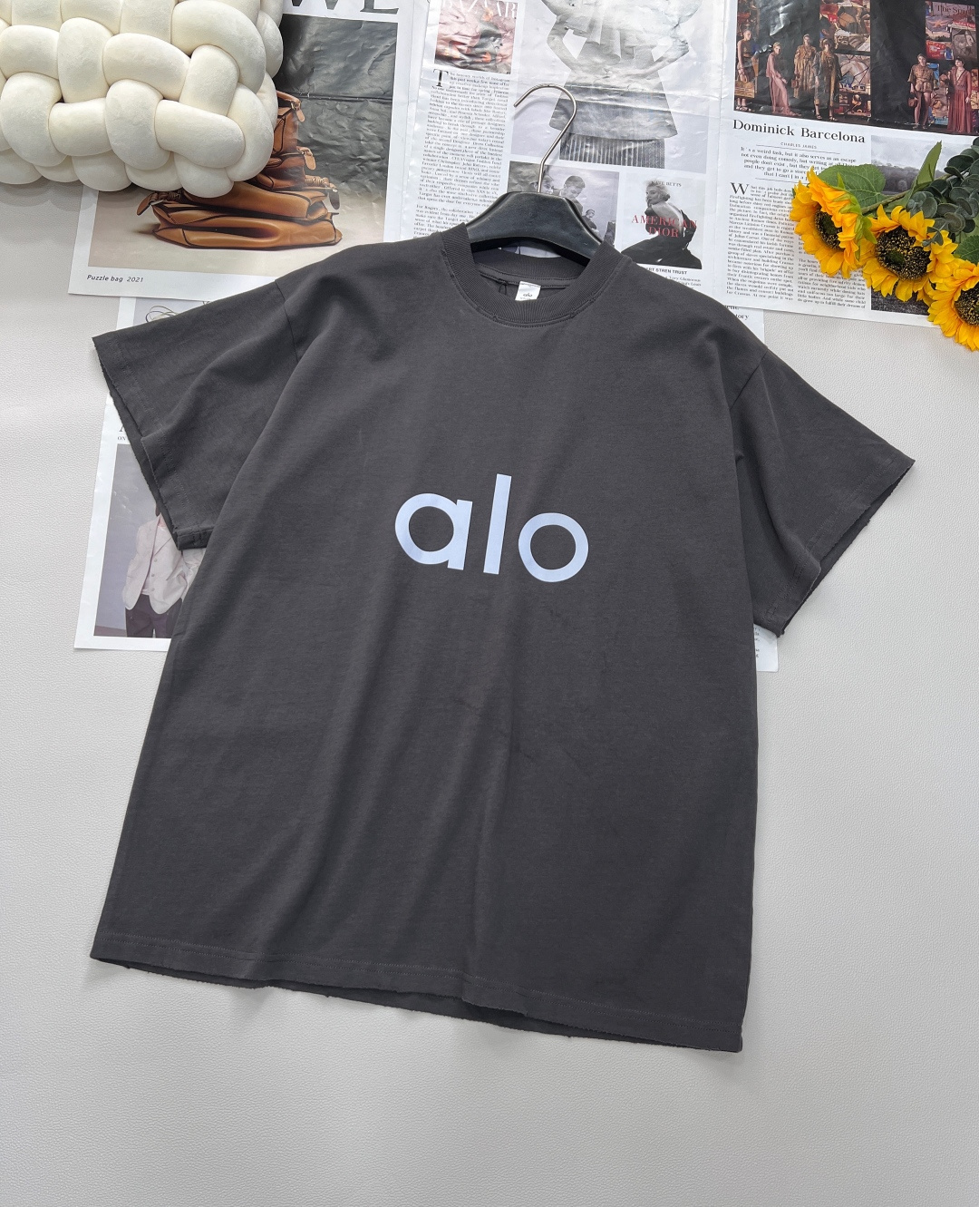 NO:333863,ALO new reflective letters used in old T-shirts, unique old-fashioned craftsmanship, like carrying the story of time. Every wear and fading is free and unrestrained, allowing the basic T-shirt to say goodbye to the monotony in an instant and easily become the focus of the street. The reflective letters on the chest break the routine. The day is simple and atmospheric, and the light shines with both safety and fashion. Whether it is sweating on the sports field or walking on the streets of the city, you can stand out. The loose style, not picking on the figure, embracing every body shape. Choose soft and skin-friendly fabrics, breathable and sweat-absorbing, just as comfortable as the second layer of skin. Pairing with jeans, sweatpants, or layering in sweatshirts can unlock different styles and add an indispensable piece to your fashionable wardrobe. The same style for men and women, three colors are out of size sml  encoding, hoodie,sweatshirts,jeans,tees,t-shirt,alexander wang19860909ALO新款反光字母做旧T恤,独特做旧工艺,像是承载了时光故事,每一处磨损、褪色,都自带随性不羁态度,让基础款T恤瞬间告别单调,轻松成为街头焦点. 胸口醒目反光字母,打破常规.白天简约大气,夜晚灯光下,光芒闪耀,安全与时尚兼具.无论是在运动场上挥洒汗水,还是在都市街头漫步,都能让你脱颖而出. 宽松版型,不挑身材,拥抱每一种身形.选用柔软亲肤面料,透气吸汗,恰似第二层肌肤般自在.随意搭配牛仔裤、运动裤,或是叠穿在卫衣里,都能解锁不同风格,为你的时尚衣橱添上不可或缺的一件.男女同款,三色出 尺码sml 编码,,hoodie,sweatshirts,jeans,tees，t-shirt,alexander wang,Women's clothing