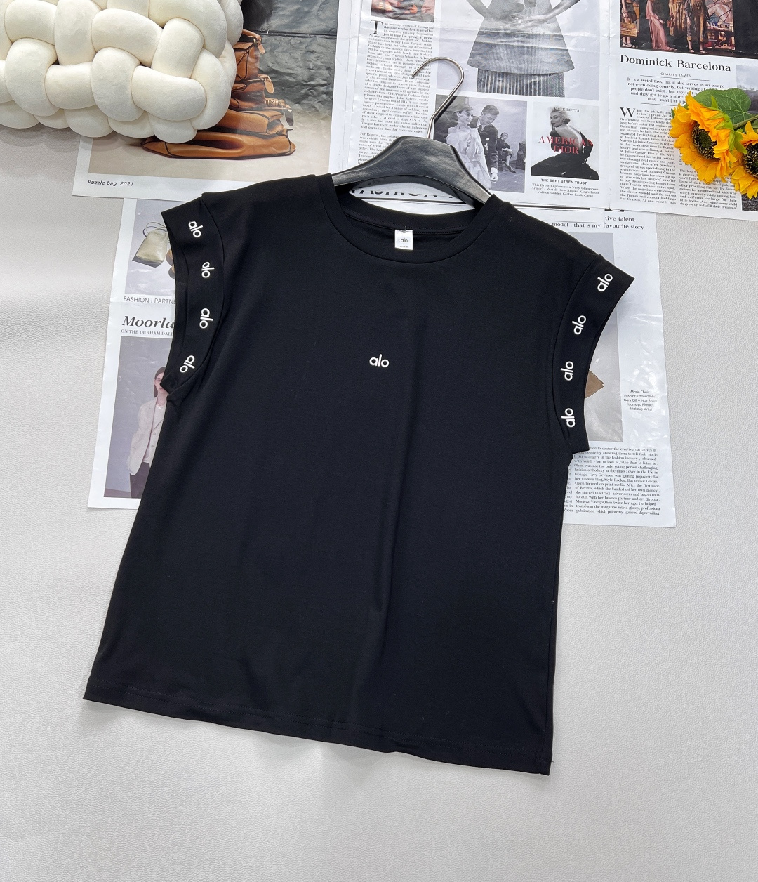 NO:333869,ALO new letter printed vest vest, save your fashion blind spots!  Simple but not simple, classic black and white colors, suitable for all styles. The smooth cut outlines the casual outline, whether petite or tall, can be easily adapted, showing unique charm. The letter printing is cleverly embellished, breaking the monotony of solid colors. The 