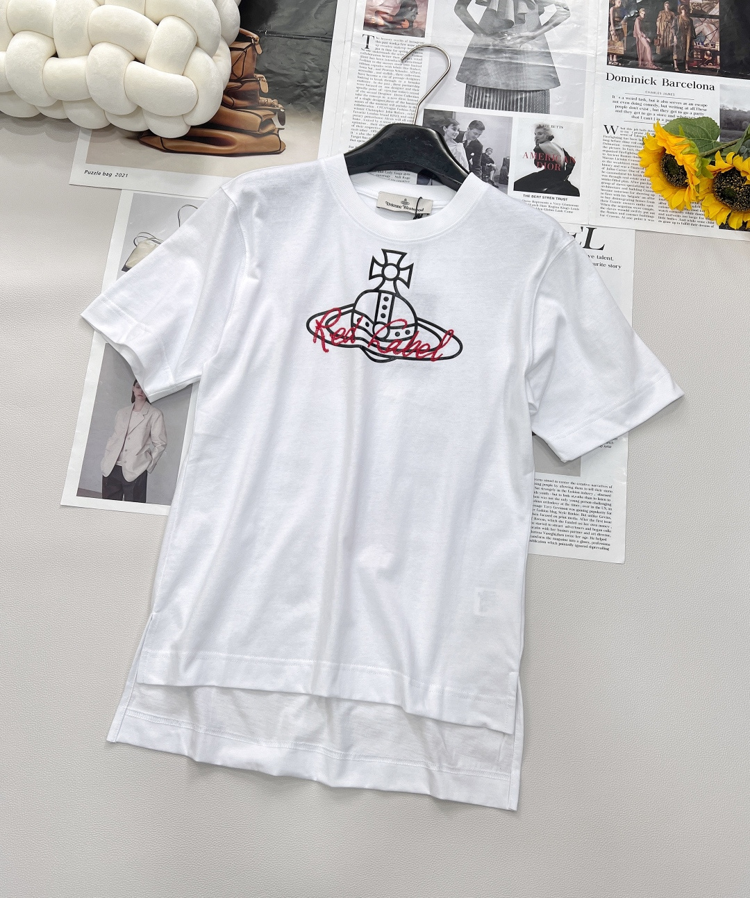 NO:333873,The new Saturn printed letters red line embroidered short-sleeved T-shirt, the iconic Saturn pattern, combines punk spirit and futuristic sense, is a symbol of the unique aesthetics of the Queen Mother. The red line embroidery outlines the letters, like a mysterious star track, injecting agility and vitality into the entire T-shirt, and exquisite craftsmanship highlights the luxurious texture. The black and white two-color classic and timeless, suitable for any style scene. White is pure like a cosmic glimmer, and black is mysterious like a deep starry night. The loose style accommodates all kinds of figures, is free and unrestrained, and is an excellent partner for daily street appearances and trendy parties. Selected high-quality fabrics, skin-friendly and breathable, and the soft touch is like being blown by the interstellar breeze. Wearing it, it is like stepping into the fashionable universe created by the Queen Mother. The personality and charm are not obvious and self-evident, and it easily becomes the focus of the crowd. The two colors are complete and three standards are complete!  Size sml code, T-shirt,tees,t-shirt,alexander wang19860909新款土星印花字母红线刺绣短袖T恤,标志性土星图案,融合朋克精神与未来感,是西太后独特美学的象征.红线刺绣勾勒字母,如神秘星轨,为整件T恤注入灵动活力,精致工艺彰显奢华质感. 黑白双色经典隽永,适配任何风格场景.白色纯净似宇宙微光,黑色神秘若深邃星夜.宽松版型包容各种身形,自在无拘,是日常出街、潮流派对的绝佳拍档. 精选优质面料,亲肤透气,柔软触感如同被星际微风轻拂.穿上它,仿佛踏入西太后打造的时尚宇宙,个性与魅力不彰自显,轻松成为人群焦点.两色出三标齐全！ 尺码sml 编码,,T-shirt,tees，t-shirt,alexander wang,Women's clothing