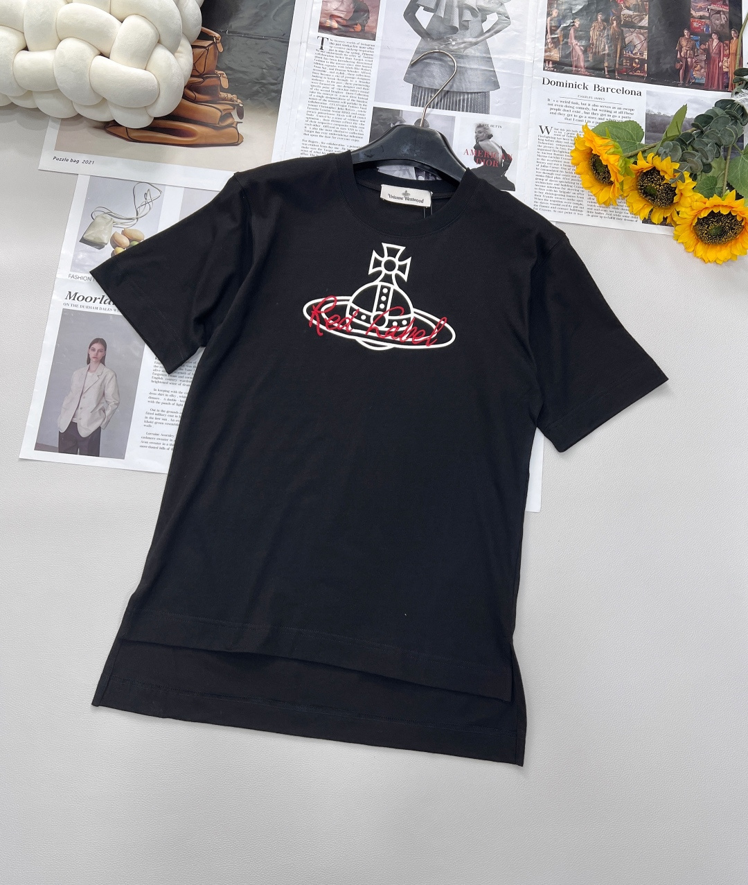 NO:333876,The new Saturn printed letters red line embroidered short-sleeved T-shirt, the iconic Saturn pattern, combines punk spirit and futuristic sense, is a symbol of the unique aesthetics of the Queen Mother. The red line embroidery outlines the letters, like a mysterious star track, injecting agility and vitality into the entire T-shirt, and exquisite craftsmanship highlights the luxurious texture. The black and white two-color classic and timeless, suitable for any style scene. White is pure like a cosmic glimmer, and black is mysterious like a deep starry night. The loose style accommodates all kinds of figures, is free and unrestrained, and is an excellent partner for daily street appearances and trendy parties. Selected high-quality fabrics, skin-friendly and breathable, and the soft touch is like being blown by the interstellar breeze. Wearing it, it is like stepping into the fashionable universe created by the Queen Mother. The personality and charm are not obvious and self-evident, and it easily becomes the focus of the crowd. The two colors are complete and three standards are complete!  Size sml code, T-shirt,tees,t-shirt,alexander wang19860909新款土星印花字母红线刺绣短袖T恤,标志性土星图案,融合朋克精神与未来感,是西太后独特美学的象征.红线刺绣勾勒字母,如神秘星轨,为整件T恤注入灵动活力,精致工艺彰显奢华质感. 黑白双色经典隽永,适配任何风格场景.白色纯净似宇宙微光,黑色神秘若深邃星夜.宽松版型包容各种身形,自在无拘,是日常出街、潮流派对的绝佳拍档. 精选优质面料,亲肤透气,柔软触感如同被星际微风轻拂.穿上它,仿佛踏入西太后打造的时尚宇宙,个性与魅力不彰自显,轻松成为人群焦点.两色出三标齐全！ 尺码sml 编码,,T-shirt,tees，t-shirt,alexander wang,Women's clothing