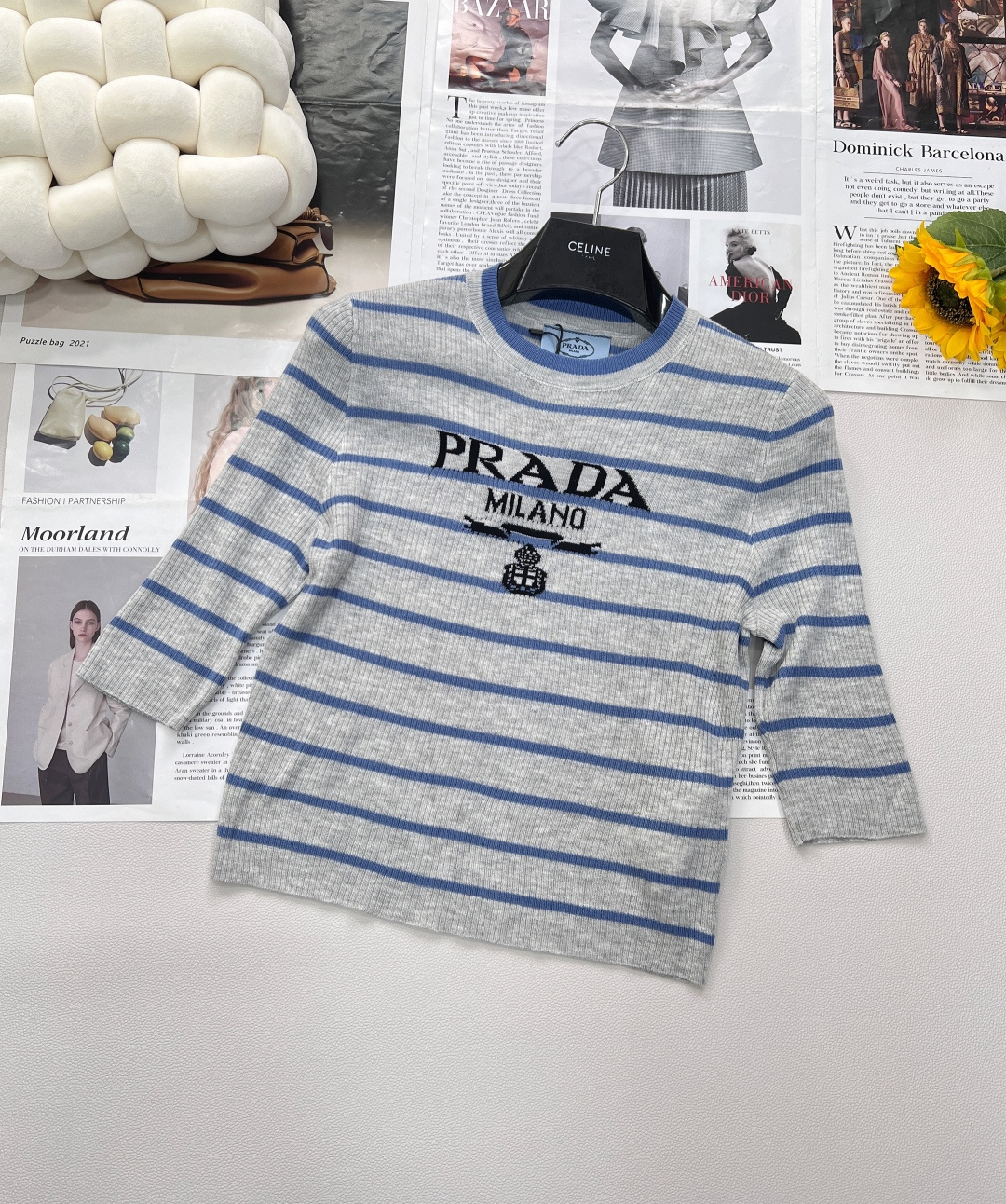 NO:333880,Prada classic letter logo striped casual and versatile short knitted top. Prada striped short sleeves are popular all over the Internet!  It looks ordinary, and the upper body is really amazing~ High-end gray-blue striped slim short knitted top. Customized wool yarn is delicate and comfortable, and it feels refreshing. Positioned and slim logo with temperament, small round neck contrasting color. The design is minimalist, fashionable and elegant!  The craftsmanship of the pit, the classic style is not picky. The middle sleeve is so fragrant and beautiful for those with flesh on the shoulders~ Sisters with flesh on the upper body must try it on the upper body. The slim fit style covers the flesh. The slim fit body is one, the three-standard product is available. Size sml code, prada, prada, T-shirt, alexander wang19860909prada经典字母logo条纹休闲百搭短款针织上衣.火爆全网的普拉达条纹短袖！ 看着平平无奇,上身真的是惊艳～ 高级灰蓝条纹修身小短款针织上衣 定制羊毛纱线细腻舒服,很清爽的感觉 定位崁花logo气质小圆领撞色 设计极简风,时髦优雅！坑条工艺,经典版型不挑人 中袖对于肩膀有肉的人,实在是太香太美好了~ 上半身有肉肉的姐妹,一定要上身试一下 修身版型巨遮肉 修身身材一,三标齐全大货出 尺码sml 编码,,prada,prada,T-shirt,alexander wang,Women's clothing