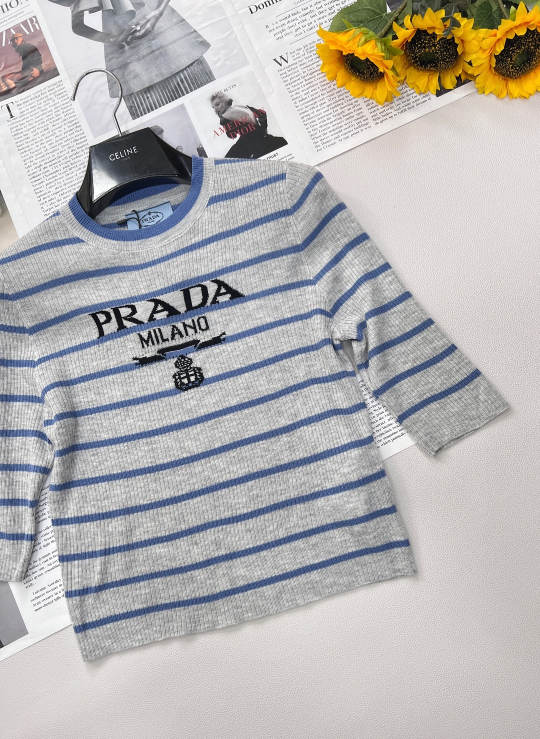 🆕prada经典字母logo条纹休闲百搭短款针织上衣。火爆全网的普拉达条纹短袖！看着平平无奇，上身真的是