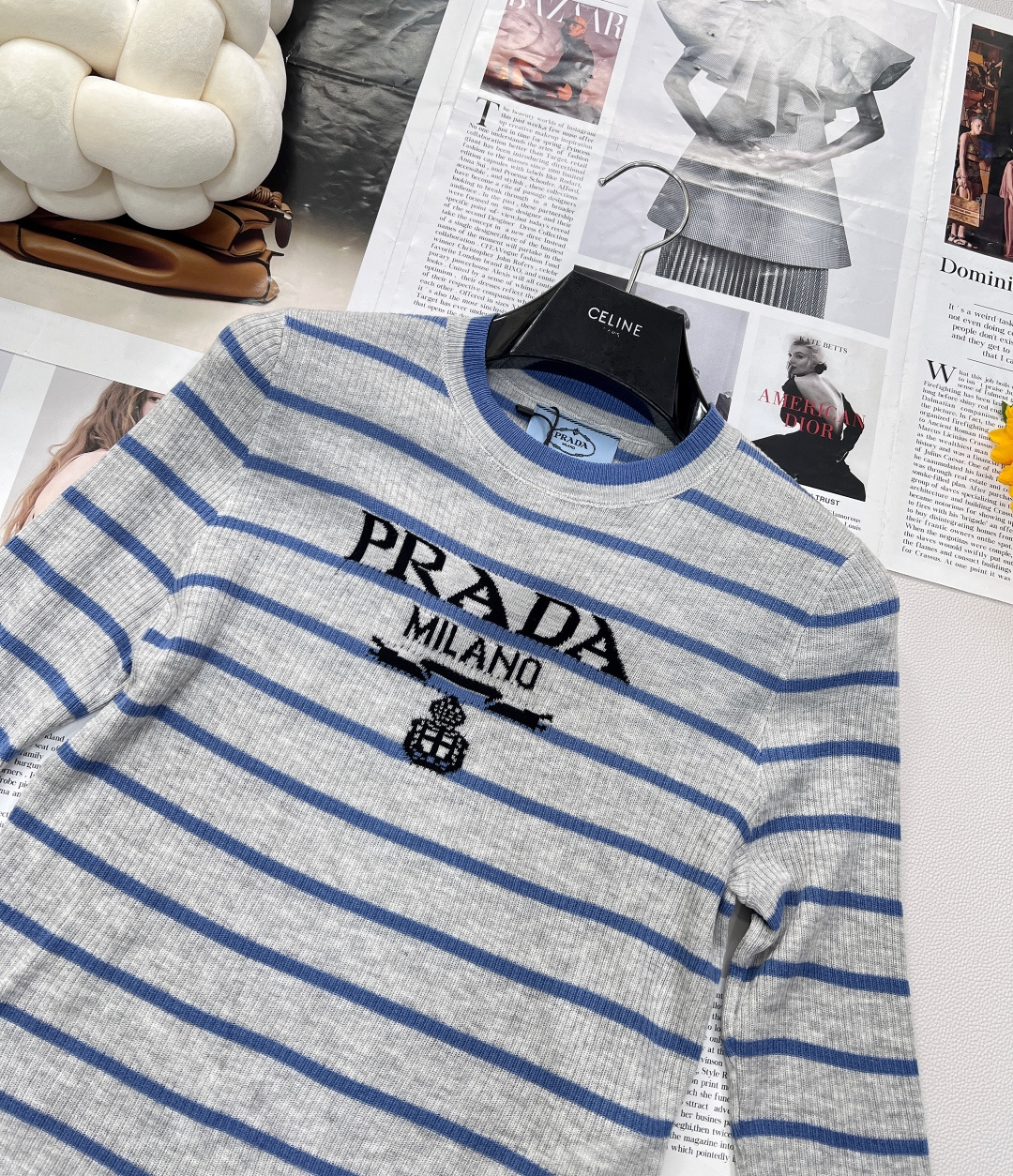 🆕prada经典字母logo条纹休闲百搭短款针织上衣。火爆全网的普拉达条纹短袖！看着平平无奇，上身真的是