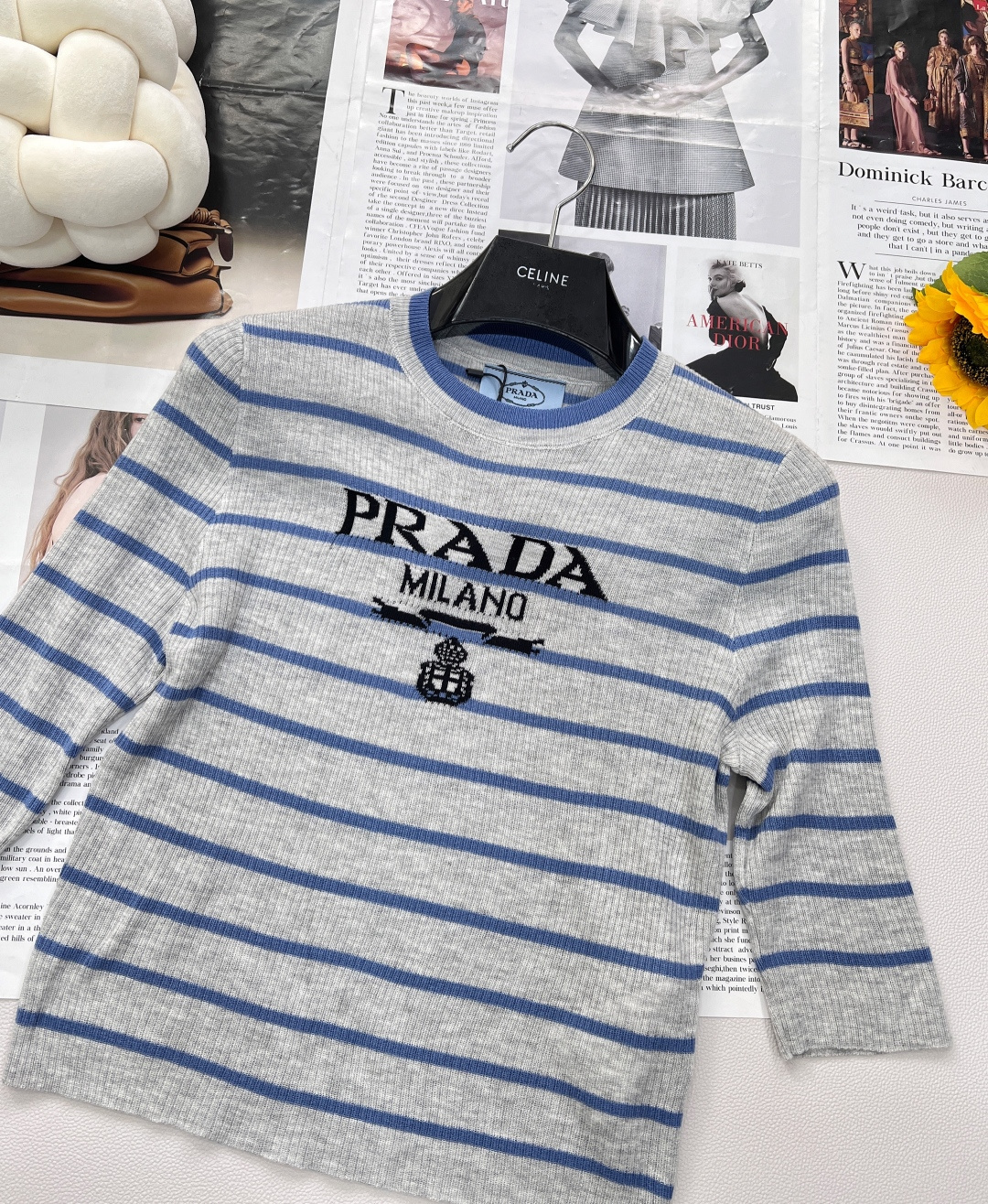🆕prada经典字母logo条纹休闲百搭短款针织上衣。火爆全网的普拉达条纹短袖！看着平平无奇，上身真的是