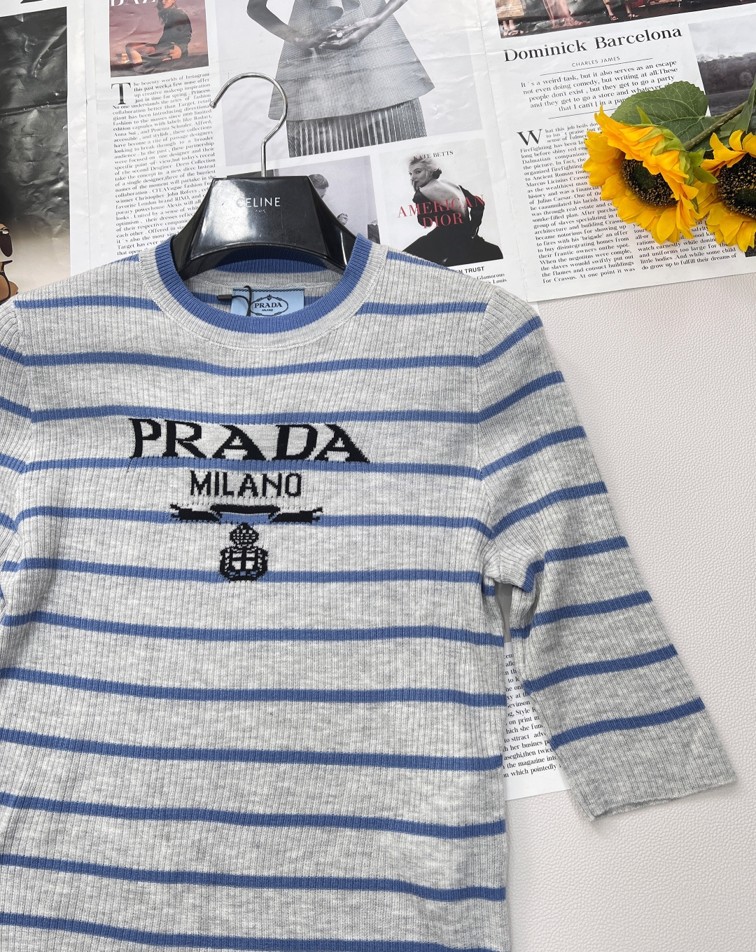 🆕prada经典字母logo条纹休闲百搭短款针织上衣。火爆全网的普拉达条纹短袖！看着平平无奇，上身真的是