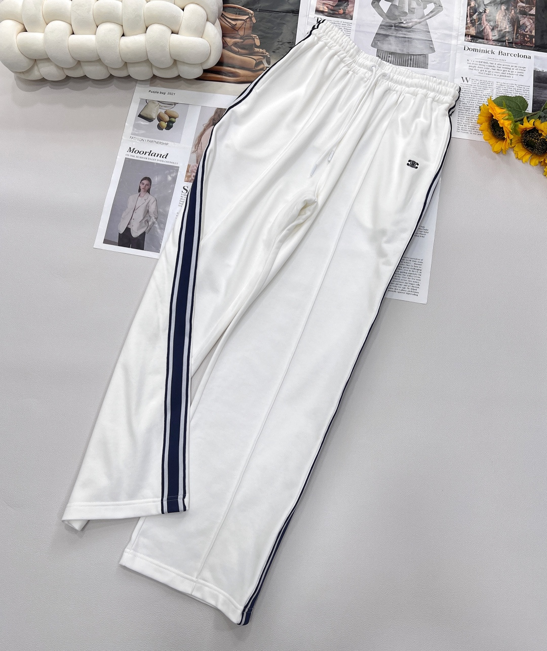 NO:333888,New spring and summer CELINE Triumph College style casual trousers, customized YB native cotton material, soft and comfortable, skin-friendly and breathable, the first choice for summer outfits, high-end navy blue contrasting colors and high appearance. This is very recommended. Any leg shape can make long legs look super slimming!  Casual and sporty style. Even when paired with a suit, it is free to wear it in a fashionable and high street style. Customized fabrics have a vertical texture!  The upper body is fashionable and slim, lazy and comfortable, and you can match it with slack every day and look good. yyds!  Youthful vitality, custom hardware logo accessories, complete three standards, large-scale products, size sml code, celine, business suit, alexander wang19860909春夏新款 CELINE 凯旋学院风休闲长裤,定制YB原生全棉材质 柔软舒适 亲肤透气性更好 夏日穿搭首选材质 高级的藏蓝的撞色高颜值 这条很推荐 任何腿型都能穿出长腿 超级显瘦！ 休闲运动风 即便是搭配西装也毫无违和感 轻松穿出时髦高街范 定制面料垂直有质感！日常上身时髦显瘦 慵懒舒适 松弛日常都可以随意搭配都好看 yyds！青春活力,定制五金logo配件,三标齐全,大货出 尺码sml 编码,,celine,business suit,alexander wang,Women's clothing