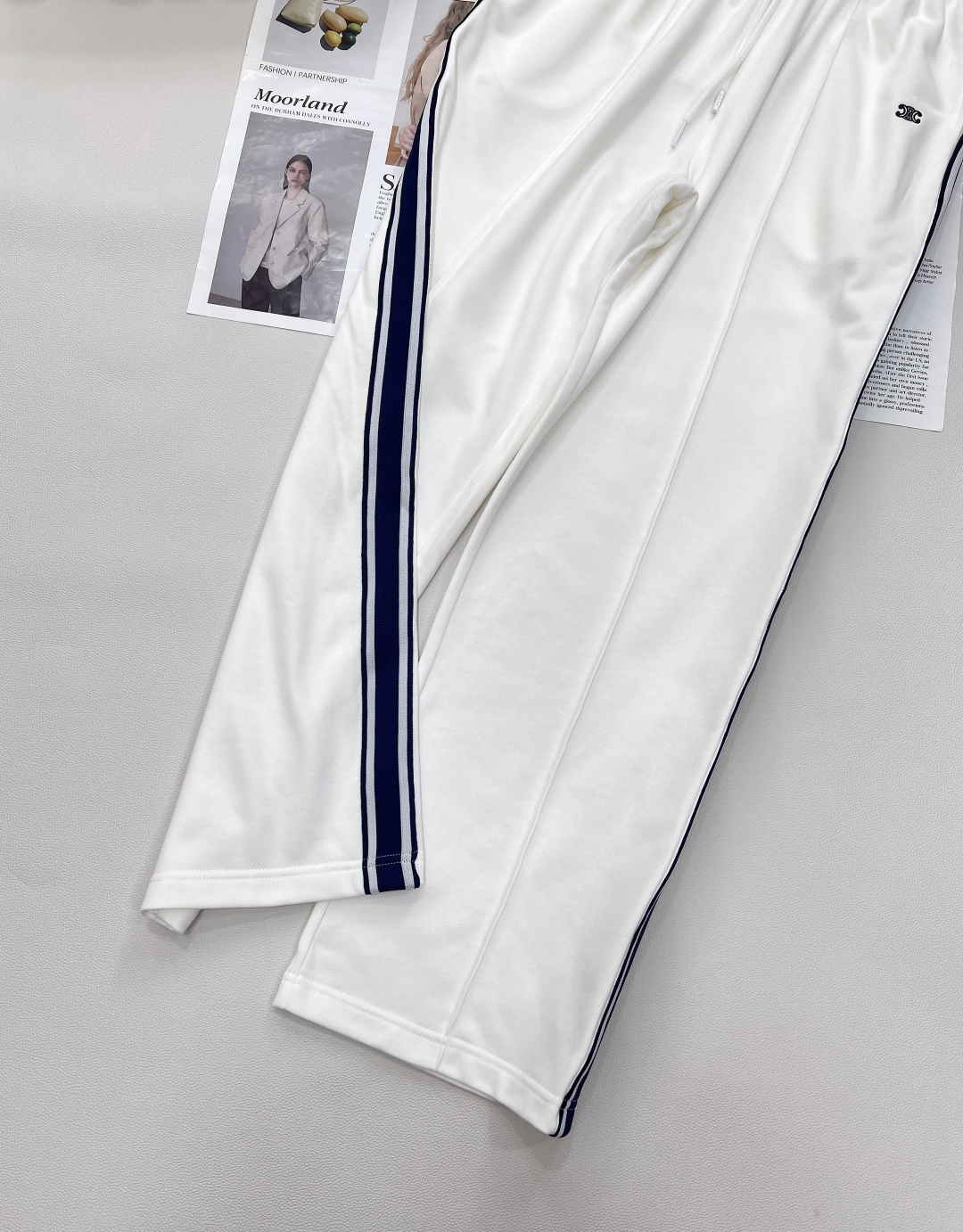 🆕 春夏新款 CELINE 凯旋学院风休闲长裤💙，定制YB原生全棉材质 柔软舒适 亲肤透气性更好 夏日穿
