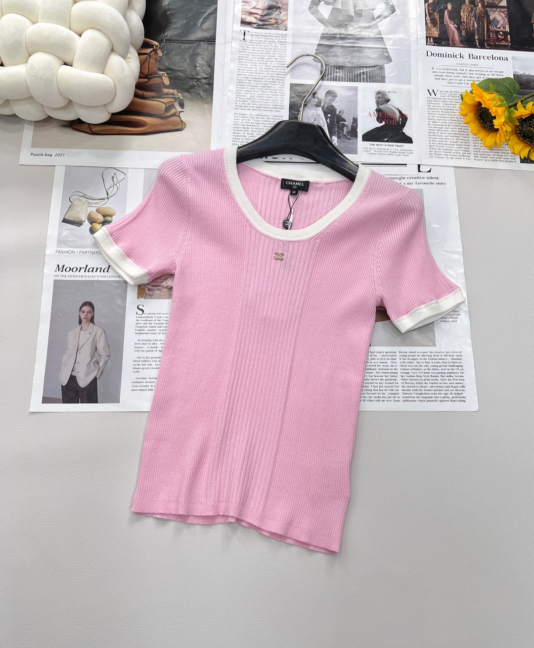 NO:333890,Chanel25SS spring and summer new micro-label slim knitted short-sleeved top丨High-end production!  Elastic and comfortable, breathable and easy to wear, contrasting colors to form outline effect, double C letter logo decoration on chest, strong retro style, slim fit style, highlight body shape, playful and age-reducing, easy to control during daily travel or party!  A series is available, three-standard product is available in large quantities. Size sml code, chanel, T-shirt, alexander wang19860909Chanel25SS春夏新款微标修身针织短袖上衣丨高版出品！弹力舒适 透气好穿 撞色形成勾勒效果 胸前双C字母徽标装饰 复古风格强烈 修身版型 突显身材 风格俏皮减龄 日常出行或聚会轻松驾驭 ！一个系列都有出,三标齐全大货出 尺码sml 编码,,chanel,T-shirt,alexander wang,Women's clothing