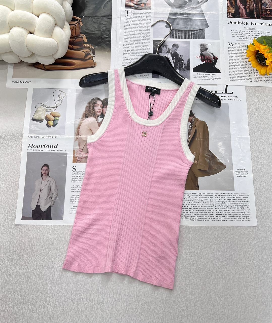 NO:333894,Chanel25S spring and summer new slim elastic knitted vest丨High-end production!  Elastic and comfortable, breathable and easy to wear, contrasting colors to form outline effects, double C letter logo decoration on chest, strong retro style, slim fit style, highlighting figure, playful and age-reducing, easy to control during daily travel or gathering, a series is available!  Complete three standards!  Large-scale size sml code, chanel,alexander wang19860909Chanel25S春夏新款修身弹力针织背心丨高版出品！弹力舒适 透气好穿 撞色形成勾勒效果 胸前双C字母徽标装饰 复古风格强烈 修身版型 突显身材 风格俏皮减龄 日常出行或聚会轻松驾驭 ,一个系列都有出！三标齐全！大货出 尺码sml 编码,,chanel,alexander wang,Women's clothing