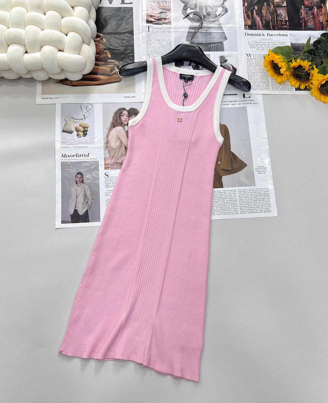 NO:333879,Chanel25S spring and summer new slim knitted vest skirt | high-end production!  Elastic and comfortable, breathable and easy to wear, contrasting colors to form outline effects, double C letter logo decoration on chest, strong retro style, slim fit style, highlighting figure, playful and age-reducing, easy to control during daily travel or gatherings, is it a series, and the three standards are complete!  Size sml code, chanel, skirts, alexander wang19860909Chanel25S春夏新款修身针织背心裙丨高版出品！弹力舒适 透气好穿 撞色形成勾勒效果 胸前双C字母徽标装饰 复古风格强烈 修身版型 突显身材 风格俏皮减龄 日常出行或聚会轻松驾驭 ,一个系列出吗,三标齐全！ 尺码sml 编码,,chanel,skirts,alexander wang,Women's clothing