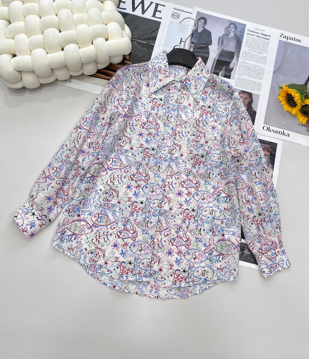 NO:334302,CHANEL Xiaoxiang's new full-print small fish print shirt, full-print small fish pattern, injects a sense of agility and playfulness into the whole. The colors are bright but harmonious, and each line seems to tell the wonderful story of the ocean. Selected high-quality fabrics, soft and skin-friendly, and comfortable to wear. Whether it is paired with simple trousers to show a capable workplace style, or matched with a denim skirt to create a casual and holiday atmosphere, it can be easily controlled and becomes a unique fashion highlight in your closet, allowing you to be unique among the crowd and bloom with a unique charm. Super textured and full of high-end feel. It is cool and smooth to wear, and it is a perfect white shirt for men. It is casual and sexy~ You can also be worn as a sunscreen in summer!  Three-standard size sml code, chanel, skirts, shirts, alexander wang19860909CHANEL小香新款满印小鱼印花衬衫,满印的小鱼图案,似在衣间游弋,为整体注入灵动俏皮之感.色彩明快却不失和谐,每一笔线条都像是在诉说海洋的奇妙故事. 精选优质面料,触感柔软亲肤,穿着舒适自在.无论是搭配简约西裤展现干练职场风,还是与牛仔半裙相配营造休闲假日氛围,它都能轻松驾驭,成为你衣橱中别具一格的时尚亮点,让你在人群中独树一帜,绽放独特魅力.超有质感 满满的高级感 穿上去凉凉滑滑滴,妥妥的斩男白衬衫 随性又小性感～ 夏天还可以当防晒衣穿 ！三标齐全 尺码sml 编码,,chanel,skirts,shirts,alexander wang,Women's clothing