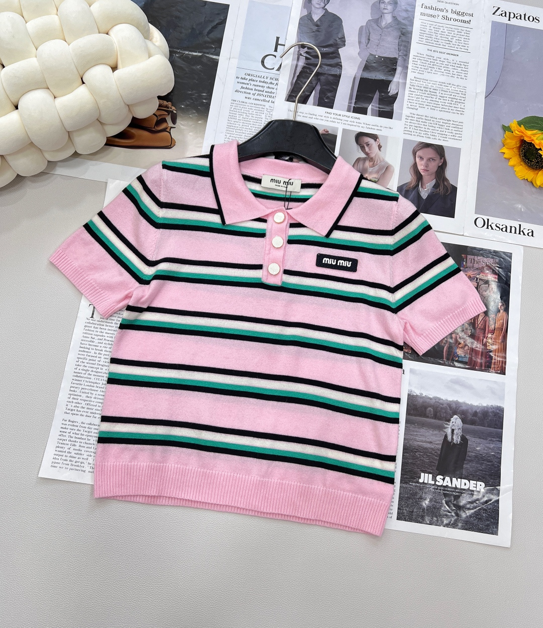 NO:334308,MIU MIU contrasting striped letters ewe wool sweater short sleeves. Classic striped design is simple but stylish. When worn, it seems like the whole person is shining!  Classic letter embellishment, simple and beautiful, a must-have item for summer dopamine wear. The color block design collides with classic stripes and injects youthful vitality. No matter how you conjure the shape, it is eye-catching, full of simple and generous style, and is very friendly to all kinds of figures, allowing the free and relaxed atmosphere to be fully displayed!  Complete three standards, large-scale products, size sml code, miumiu, T-shirt, alexander wang19860909MIU MIU撞色条纹字母羊毛针织衫短袖 经典的条纹设计,简洁而不失时尚感,穿在身上仿佛整个人都在闪闪发光！ 经典字母点缀,简约靓丽,夏日多巴胺穿搭必备单品 拼色设计碰撞于经典条纹中注入年轻活力 任你怎么凹造型都吸睛满满版型简单大方,对各种身材都很友好让自由、轻松的氛围展露无遗！三标齐全,大货出 尺码sml 编码,,miumiu,T-shirt,alexander wang,Women's clothing