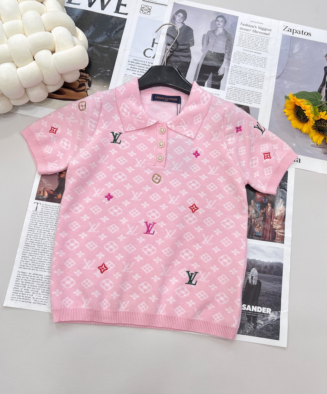 NO:334311,Louis Vuitton's new style of presbyterian letter jacquard candy embroidered knitted Polo shirt. Customized YB wool yarn wool yarn wool texture. High-quality texture. Comfortable and soft. Polo shirt short-sleeved top cut. Dense knitted texture. The cuff striped edges echo the hem of the clothes. Presbyterian jacquard letter texture highlights the brand tone. The embroidery design and the large body form a double collision of color fabric. Hiding the flesh makes it look tender. Daily simple and versatile. Customized face accessories. Accurate version. Two colors. Size sml code.,louis vuitton, T-shirt, alexander wang.19860909Louis Vuitton新款老花字母提花糖果刺绣针织Polo衫.定制YB羊毛纱线织造 质感高级 舒适柔软 Polo衫短袖上衣剪裁 密实针织有质感,袖口条纹包边与衣摆相呼应 成衣老花提花字母肌理 彰显品牌调性 刺绣的设计与大身形成颜色面料双重碰撞 藏肉显嫩 日常简约百搭 定制面辅料 认准版本 两色出 尺码sml 编码,,louis vuitton,T-shirt,alexander wang,Women's clothing