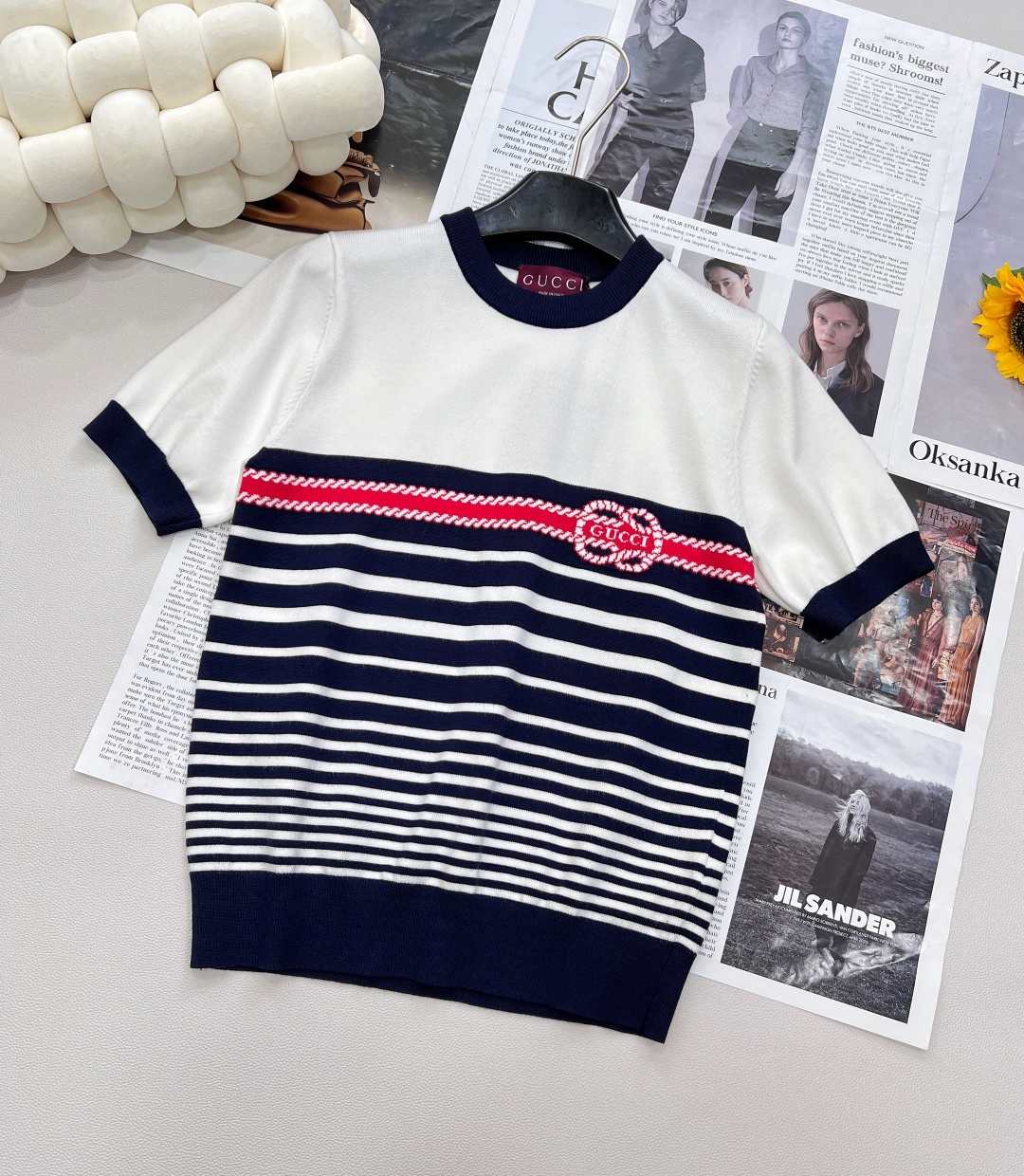 NO:334320,Gucci25SS spring and summer new knitted round neck short sleeves, mid-color striped splicing design, classic brand letter logo jacquard embellishment, custom yarn weaving, soft and comfortable, fashionable and slim round neck knitted short sleeve tailoring, regular style, lazy and casual posture, color block design. The upper body of the ready-to-wear shows the temperament and retro style, simple and versatile, add an elegant atmosphere, everyday vacation, custom face accessories, accurate version, three standards, complete and two colors, size sml code, gucci, T-shirt, alexander wang19860909Gucci25SS春夏新款针织圆领短袖, 间色条纹拼接设计 经典品牌字母logo提花点缀 ,定制纱线织造 柔软舒适 洋气显瘦 圆领针织短袖剪裁 常规版型穿出慵懒休闲姿态 拼色设计. 成衣上身展现气质复古风格 简单百搭 增添优雅气息 日常度假都 定制面辅料 认准版本 ,三标齐全两色出 尺码sml 编码,,gucci,T-shirt,alexander wang,Women's clothing