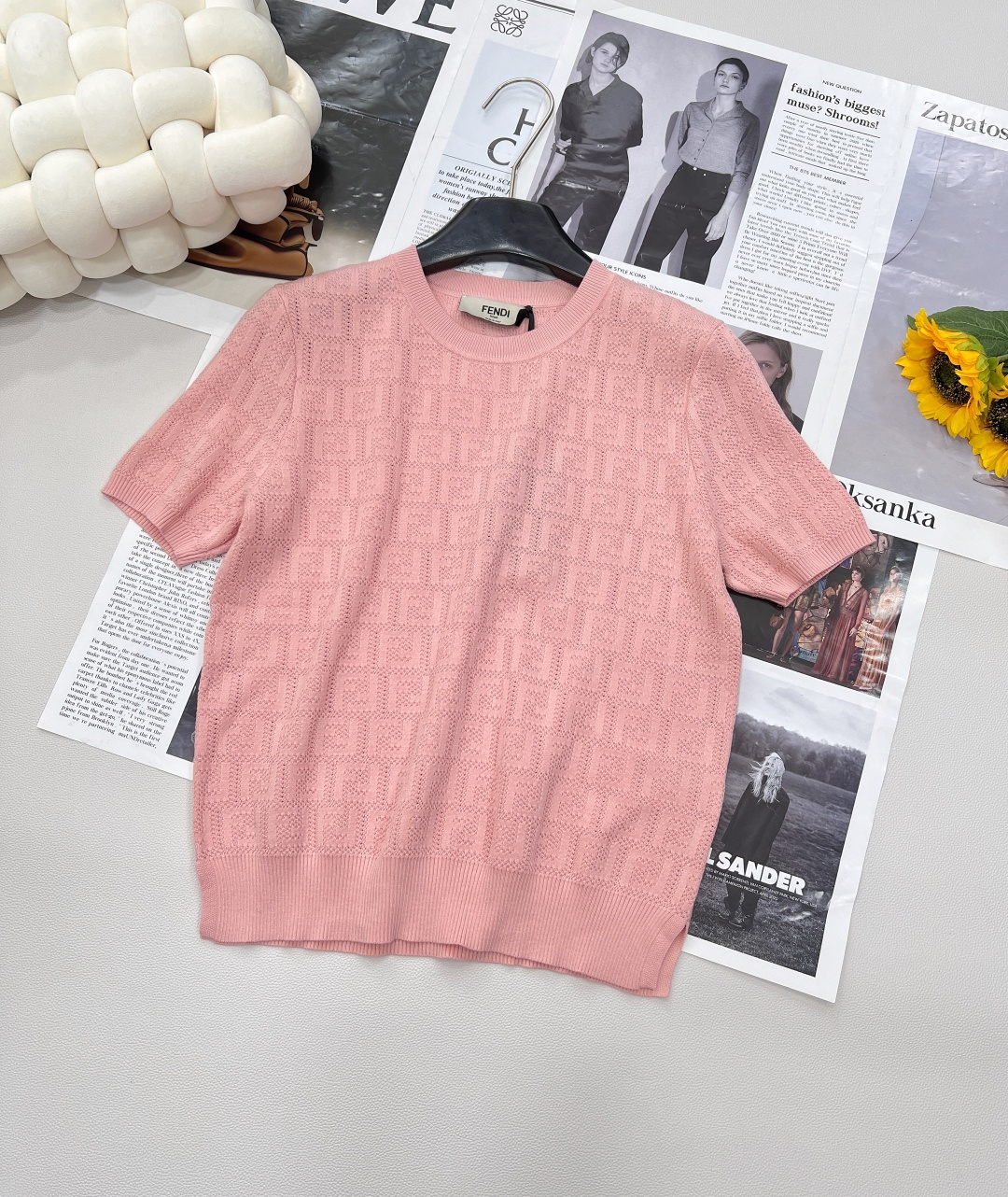 NO:334300,FENDI Classic FF hollow logo letter jacquard sweater This is really beautiful and you have to wear it in spring. This kind of product that can enhance your temperament. The bright and fashionable must be woven by a German imported machine. Ordinary machines cannot woven!  The fabric is super soft and delicate, and the drapes are very good. You will know the texture when you get it. The comfort and texture of the upper body are great. It is on sale in stock. It is simple and elegant and makes people feel like spring breeze~ Only when you really have the upper body do you know how slimming it looks. It is a versatile style. The style that will never get tired of wearing it is also the favorite style for daily wear!  Wear it and feel the romantic atmosphere of spring and summer~ a relaxed and comfortable high-end feeling. The upper body has an excellent temperament!  Complete three standards!  Size sml code, fendi,alexander wang19860909FENDI 经典FF镂空Logo字母提花针织衫 这款真的是美得冒泡春天里就要穿这种能抬人气质 明媚洋气的单品必须由德国进口机编织 普通机器根本织不出来！面料超级柔糯细腻 垂坠性非常好,到手就知道那种质感 上身舒适度和质感棒棒哒现货发售啦 简洁又大气让人看了如沫春风～ 这个版型真的上身才知道有多显瘦,百搭款 怎么穿都不会腻的款也是日常最爱穿的风格！ 穿上感受春夏的浪漫气息～轻松舒适的高级感 上身气质绝佳！三标齐全！ 尺码sml 编码,,fendi,alexander wang,Women's clothing