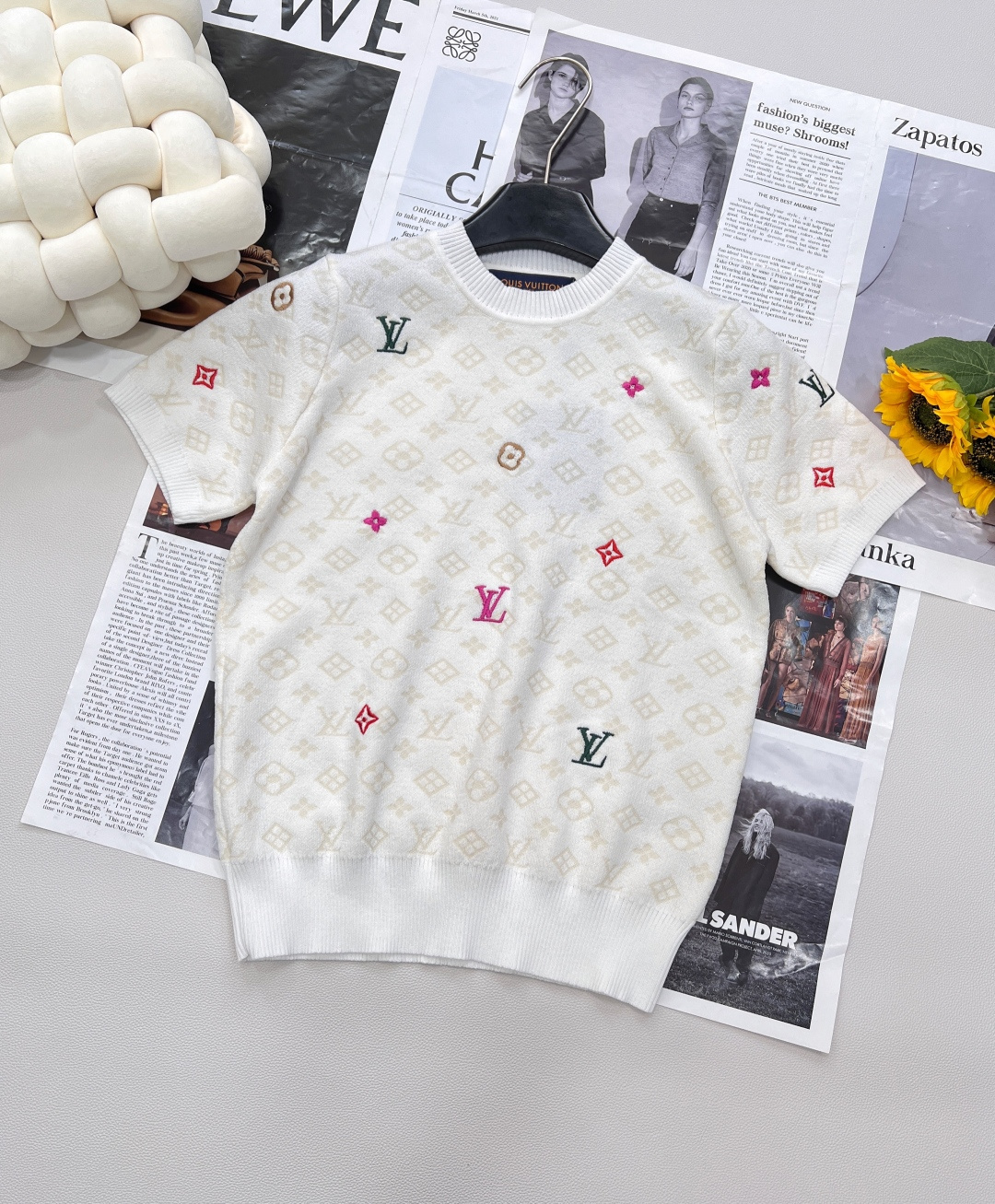 NO:334306,Louis Vuitton's new round neck presbyterian letter candy embroidery knitted short sleeves, customized YB wool yarn wool, high-quality texture, comfortable and soft round neck short sleeve top cut, compact knitted helps you warm and transition into spring, neckline cuff striped edges echo the hem of the clothes, ready-to-wear jacquard letter texture, highlights the brand tone, embroidery design and large body form a double collision of color fabric, hide the flesh to make it look tender, daily simple and versatile, customized face accessories, accurate version, monochrome, three-standard size sml code,,louis vuitton, T-shirt,alexander wang19860909Louis Vuitton新款圆领老花字母糖果刺绣针织短袖,定制YB羊毛纱线织造 质感高级 舒适柔软 圆领短袖上衣剪裁 密实针织助你温暖过渡入春 领口袖口条纹包边与衣摆相呼应 成衣老花提花字母肌理 彰显品牌调性 刺绣的设计与大身形成颜色面料双重碰撞 藏肉显嫩 日常简约百搭 定制面辅料 认准版本 单色出,三标齐全 尺码sml 编码,,louis vuitton,T-shirt,alexander wang,Women's clothing