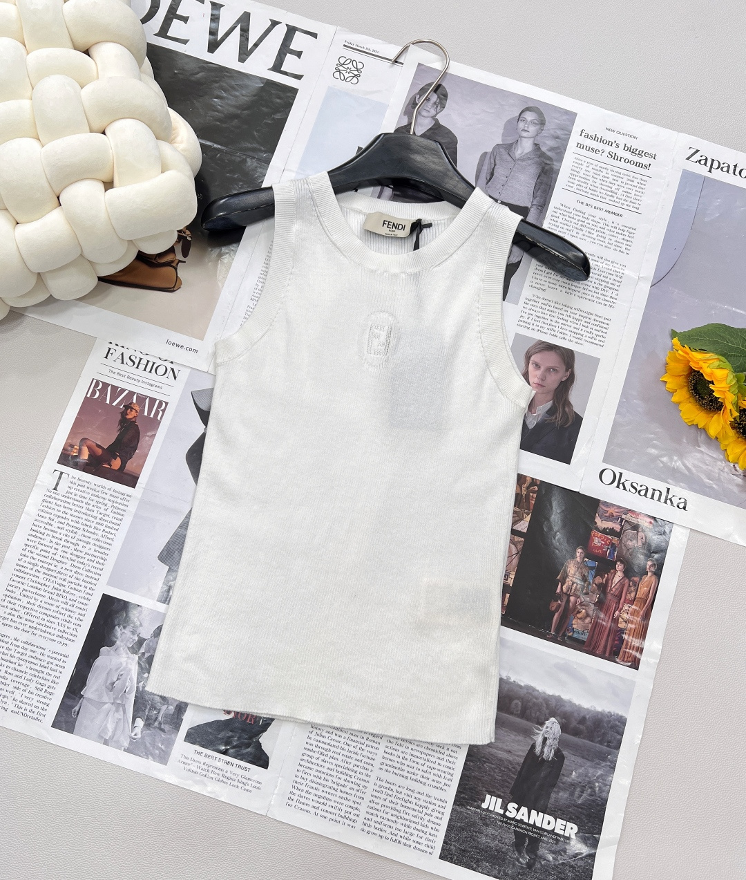 NO:334312,Fendi25SS spring and summer new knitted round neck vest classic double FF hollow logo letter jacquard sweater!  This one is really beautiful and beautiful in spring and summer. This kind of product that can enhance people's temperament and is bright and fashionable must be woven by imported German machines. Ordinary machines cannot be woven!  The fabric is super soft and delicate, and the draping is very good. You will know the texture when you get it. The comfort and texture of the upper body are great and on sale in stock!  Three-standard large-scale goods, size sml code, fendi, alexander wang19860909Fendi25SS春夏新款针织圆领背心 经典双 FF镂空Logo字母提花针织衫！这款真的是美得冒泡春夏就要穿这种能抬人气质 明媚洋气的单品必须由德国进口机编织 普通机器根本织不出来！面料超级柔糯细腻 垂坠性非常好,到手就知道那种质感 上身舒适度和质感棒棒哒现货发售啦！三标齐全大货出 尺码sml 编码,,fendi,alexander wang,Women's clothing