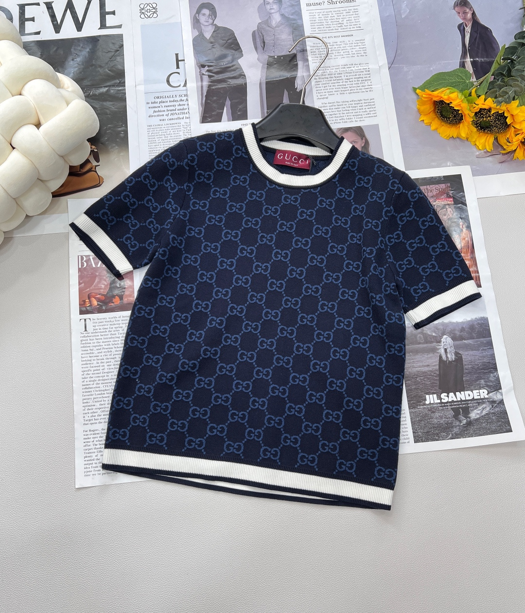 NO:334322,Gucci2025 new double G jacquard knitted short sleeves, customized yarn woven, comfortable texture, breathable and easy to wear, short-sleeved knitted tops, double G letters, jacquard, fixed color and dyeing process, perfect restoration of the quality, round neck properly exposed skin, beautify the head and shoulder ratio, white embellishment of the cuff hem and collar edge, strong contrast style, regular style, modify body shape, playful and age-reducing, easy to control when traveling or easy to gather, customized face accessories, accurate version, complete three standards, large-scale products, size sml code,,gucci, T-shirt,alexander wang19860909Gucci2025新款双G提花针织短袖,定制纱线织造 质感舒适 透气好穿 短袖针织上衣剪裁 双色交织满印菱格分布双G字母提花 定色定染工艺 完美还原品相 圆领恰当露肤 美化头肩比例更显瘦 袖口下摆和领边以白色点缀 对比风格强烈 常规版型 修饰身材 俏皮减龄 日常出行或轻松聚会轻松驾驭 定制面辅料 认准版本,三标齐全,大货出 尺码sml 编码,,gucci,T-shirt,alexander wang,Women's clothing