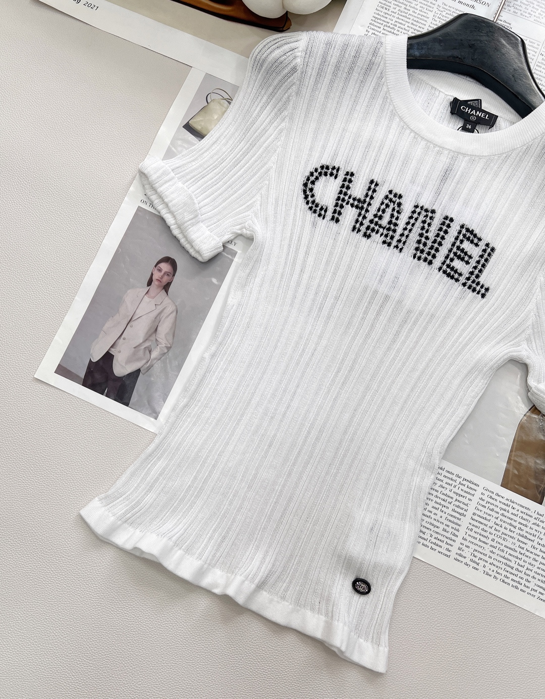🆕 CHANEL 撞色字母提花设计针织衫撞色字母设计简单高级时尚！面料软糯舒适元气满满的色系 泛滥的少女