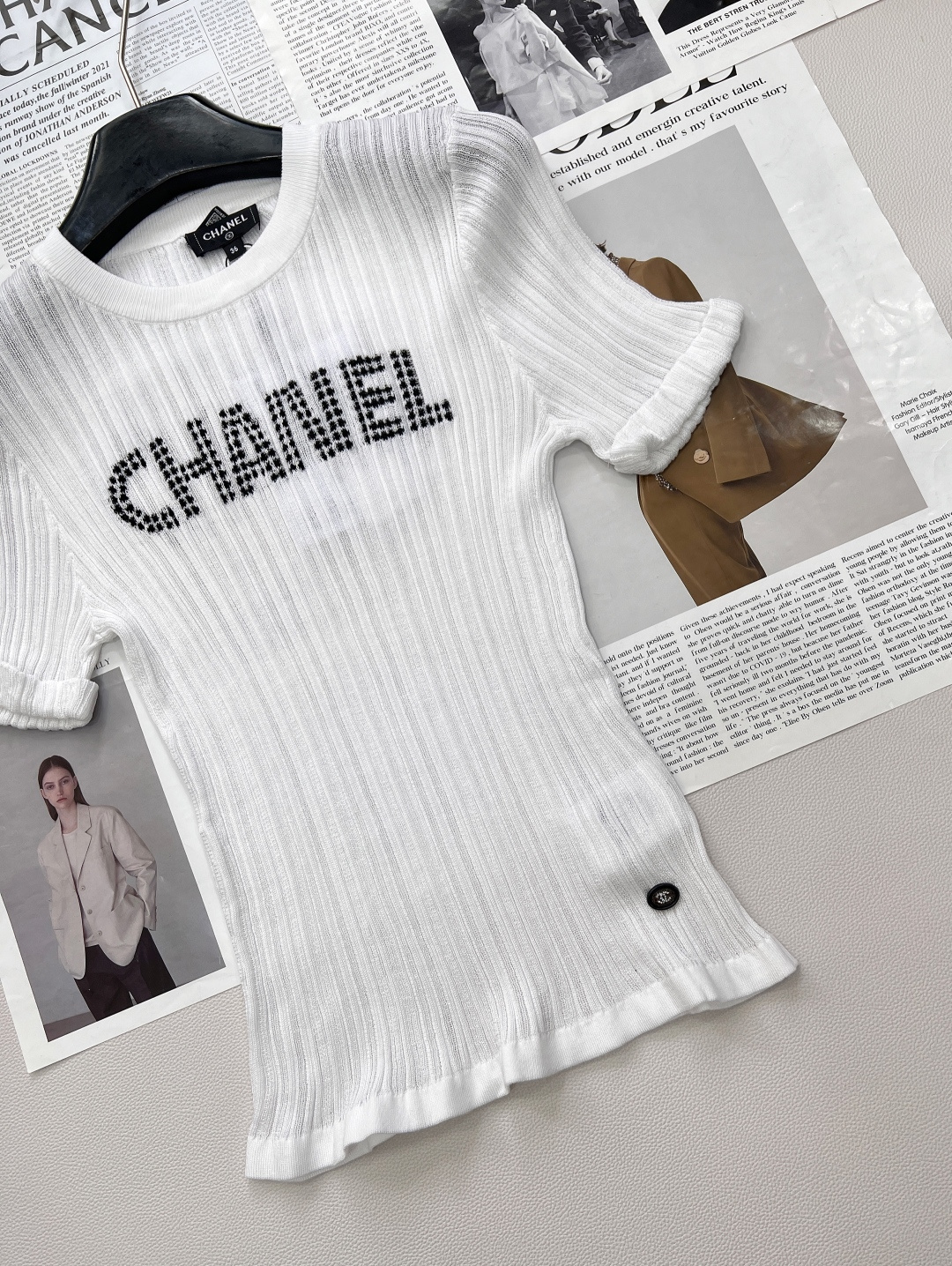 🆕 CHANEL 撞色字母提花设计针织衫撞色字母设计简单高级时尚！面料软糯舒适元气满满的色系 泛滥的少女