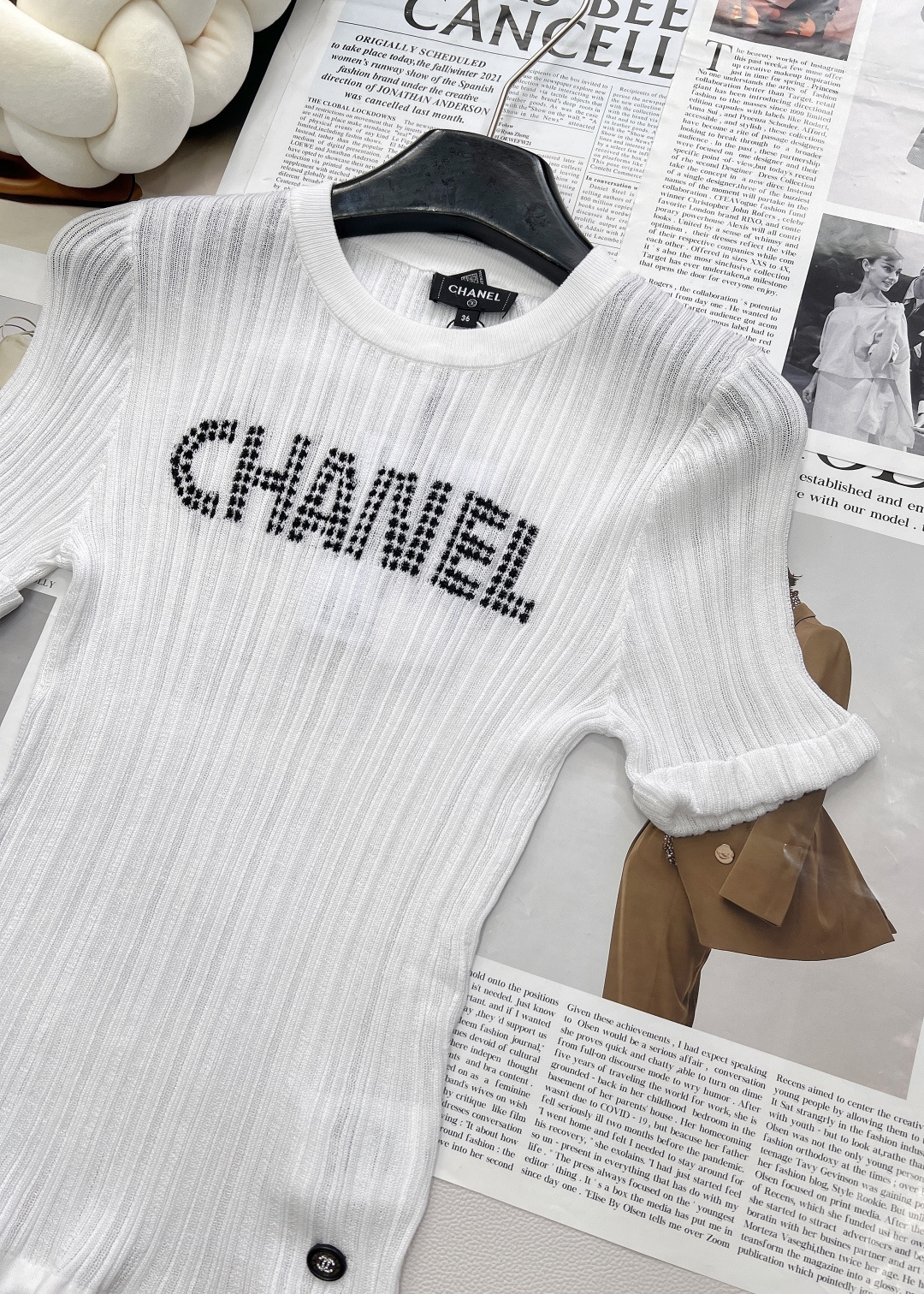 🆕 CHANEL 撞色字母提花设计针织衫撞色字母设计简单高级时尚！面料软糯舒适元气满满的色系 泛滥的少女