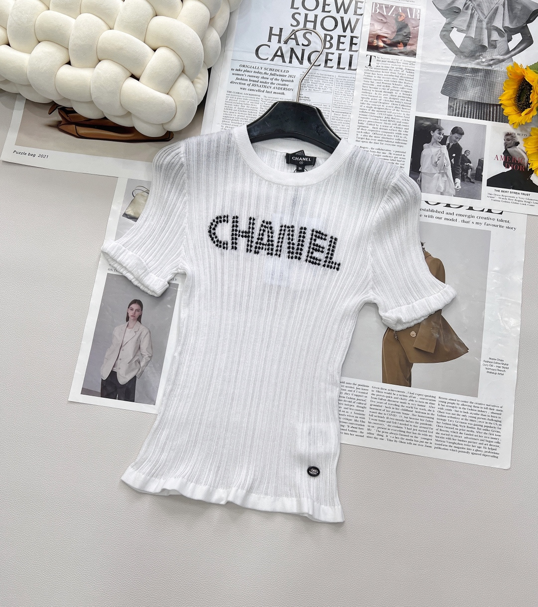 NO:334955,CHANEL contrasting letter jacquard design sweater Contrast color letter design is simple, high-end and fashionable!  The fabric is soft and comfortable, full of vitality, the girlish heart is full of resistance, and every color will feel different. Fresh and sweet. It not only looks white, but also has more eye-catching temperament. Every piece is very touching. Fashionable and exquisite, a must-have for white and rich beauty, elegant and elegant style!  Daily commuting fashion, high-end lazy atmosphere, slim and tall on the upper body!  Two colors are outstanding, three standards are complete!  Size sml code, chanel,alexander wang19860909CHANEL 撞色字母提花设计针织衫 撞色字母设计简单高级时尚！面料软糯舒适 元气满满的色系 泛滥的少女心,完全没有抵抗力,每一种颜色都会不一样感觉 清新甜美 不仅显白,气质也更加吸睛,每一件都让人心动不已. 时髦精致 白富美必备 优雅气质款！ 日常通勤时尚 高级慵懒感气息,上身显瘦又高挑！ 两色出,三标齐全！ 尺码sml 编码,,chanel,alexander wang,Women's clothing